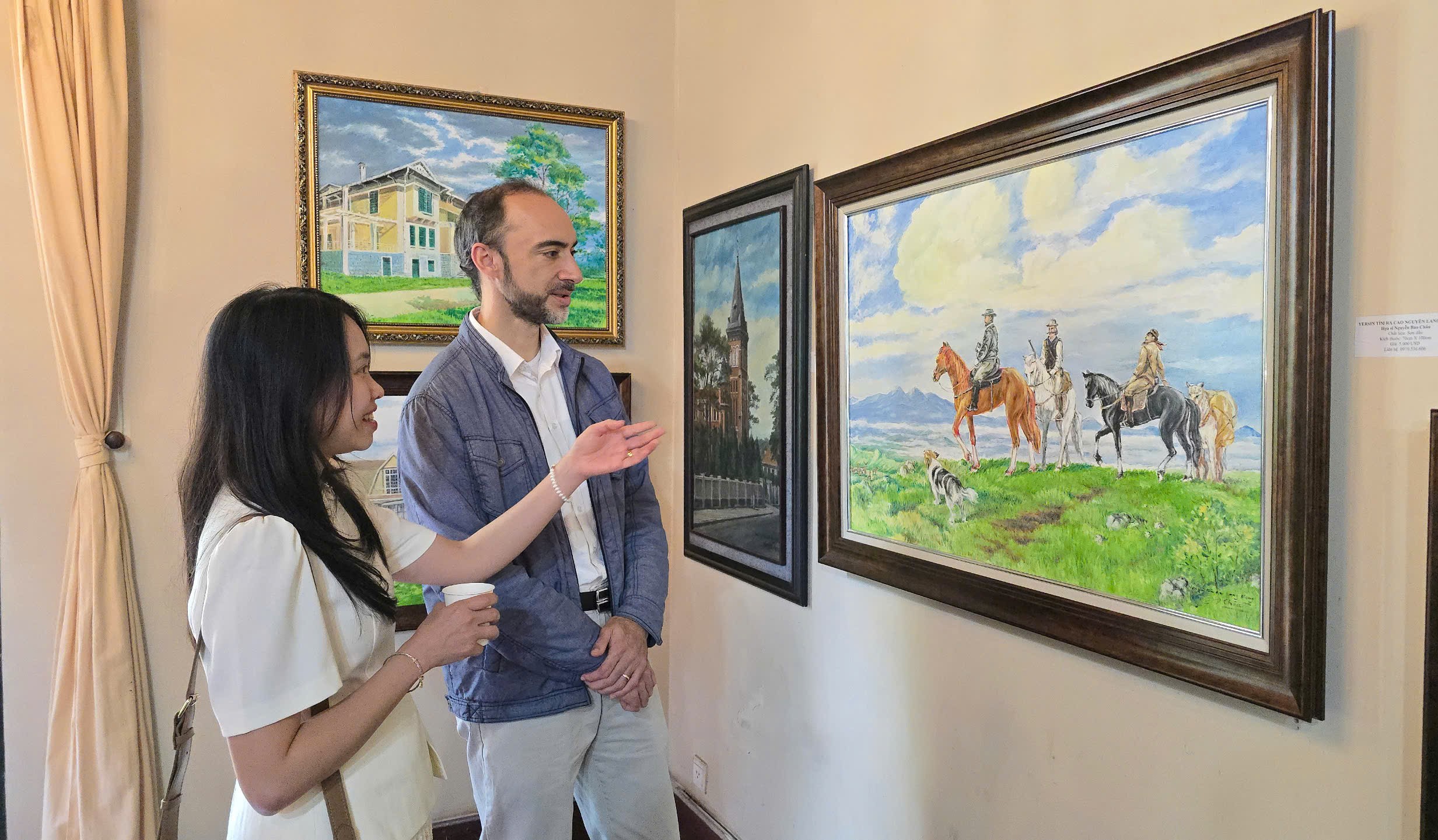 Gemäldeausstellung zum Gedenken an den 132. Jahrestag der Ankunft von Dr. Yersin auf dem Lang Biang-Plateau - Foto 2. Triển lãm tranh kỷ niệm 132 năm bác sĩ Yersin đặt chân đến cao nguyên Lang Biang- Ảnh 2.