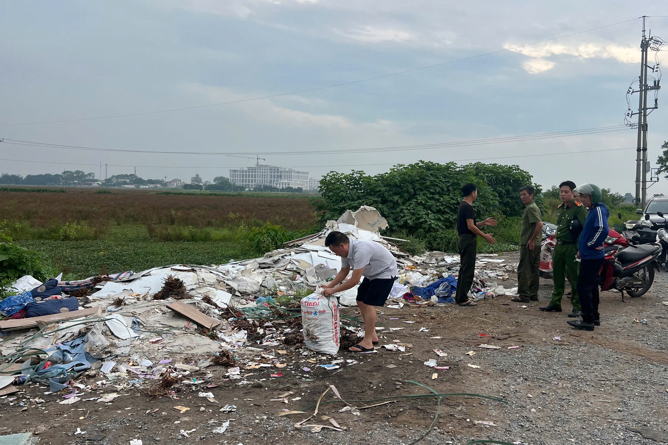 Hàng nghìn thỏi son đổ ven đường Hà Nội, nhiều người mang túi đến nhặt- Ảnh 3. Hàng nghìn thỏi son đổ ven đường Hà Nội, nhiều người mang túi đến nhặt- Ảnh 3.