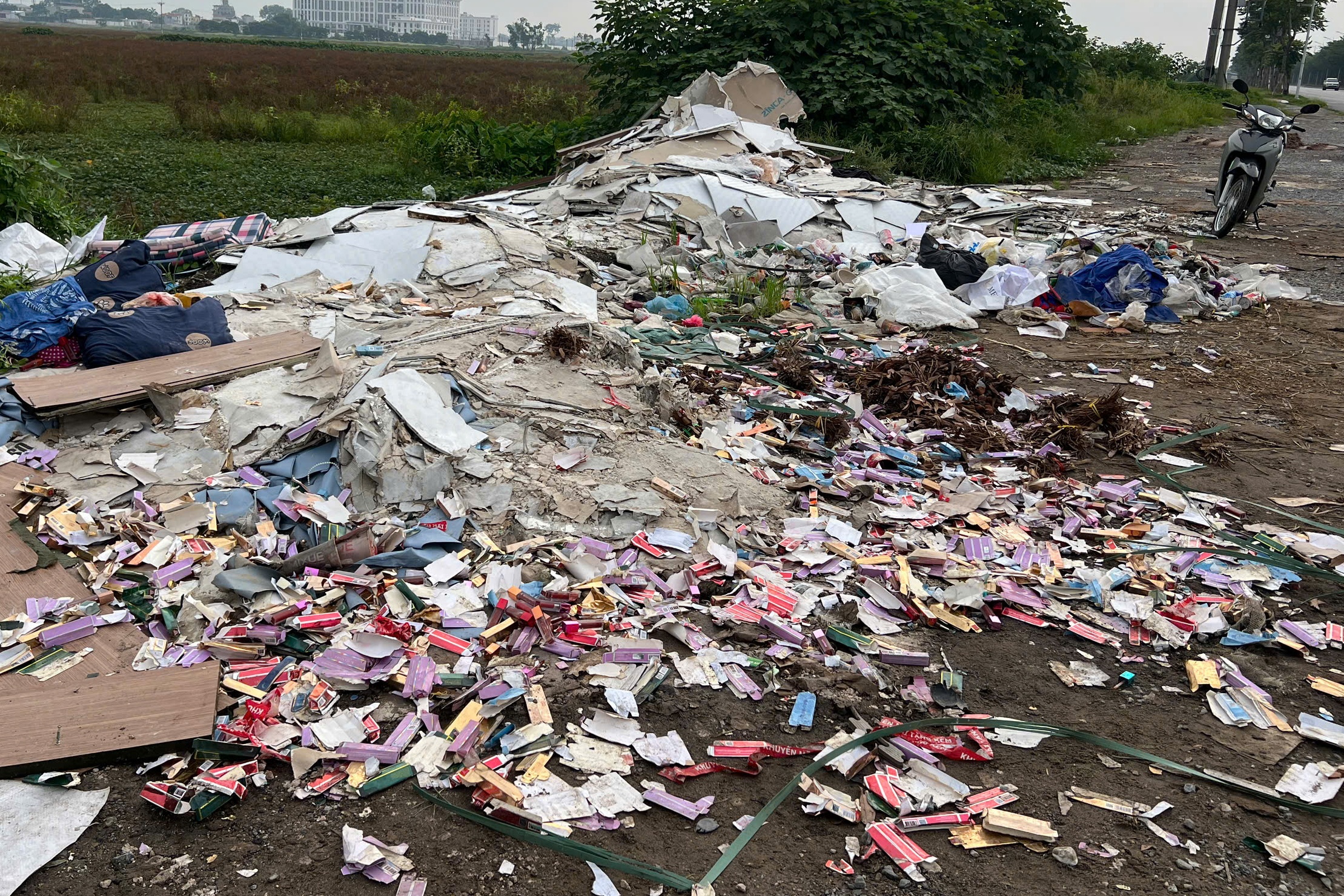 Hàng nghìn thỏi son đổ ven đường Hà Nội, nhiều người mang túi đến nhặt- Ảnh 2. Hàng nghìn thỏi son đổ ven đường Hà Nội, nhiều người mang túi đến nhặt- Ảnh 2.