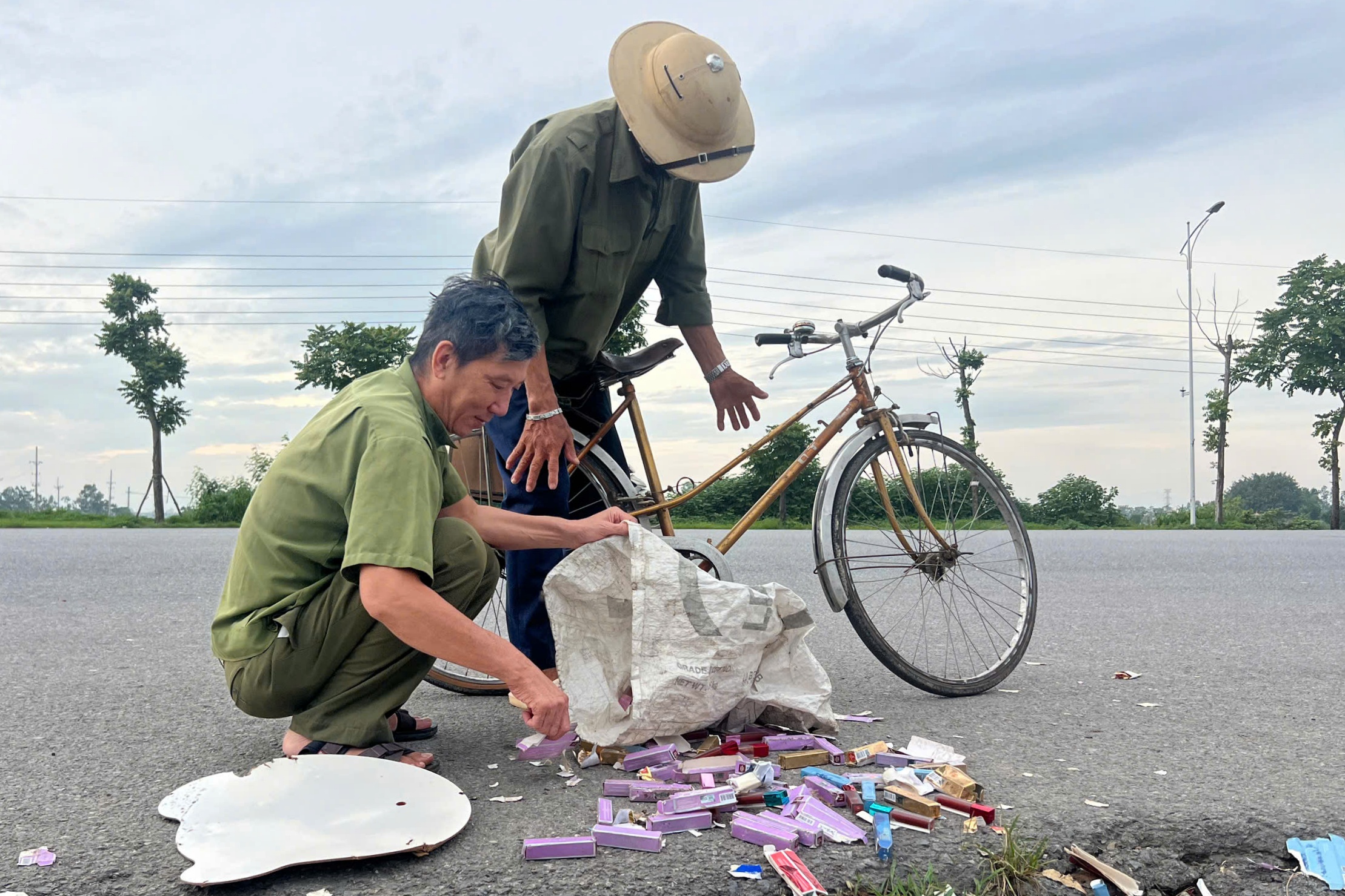 Hàng nghìn thỏi son đổ ven đường Hà Nội, nhiều người mang túi đến nhặt- Ảnh 5. Hàng nghìn thỏi son đổ ven đường Hà Nội, nhiều người mang túi đến nhặt- Ảnh 5.