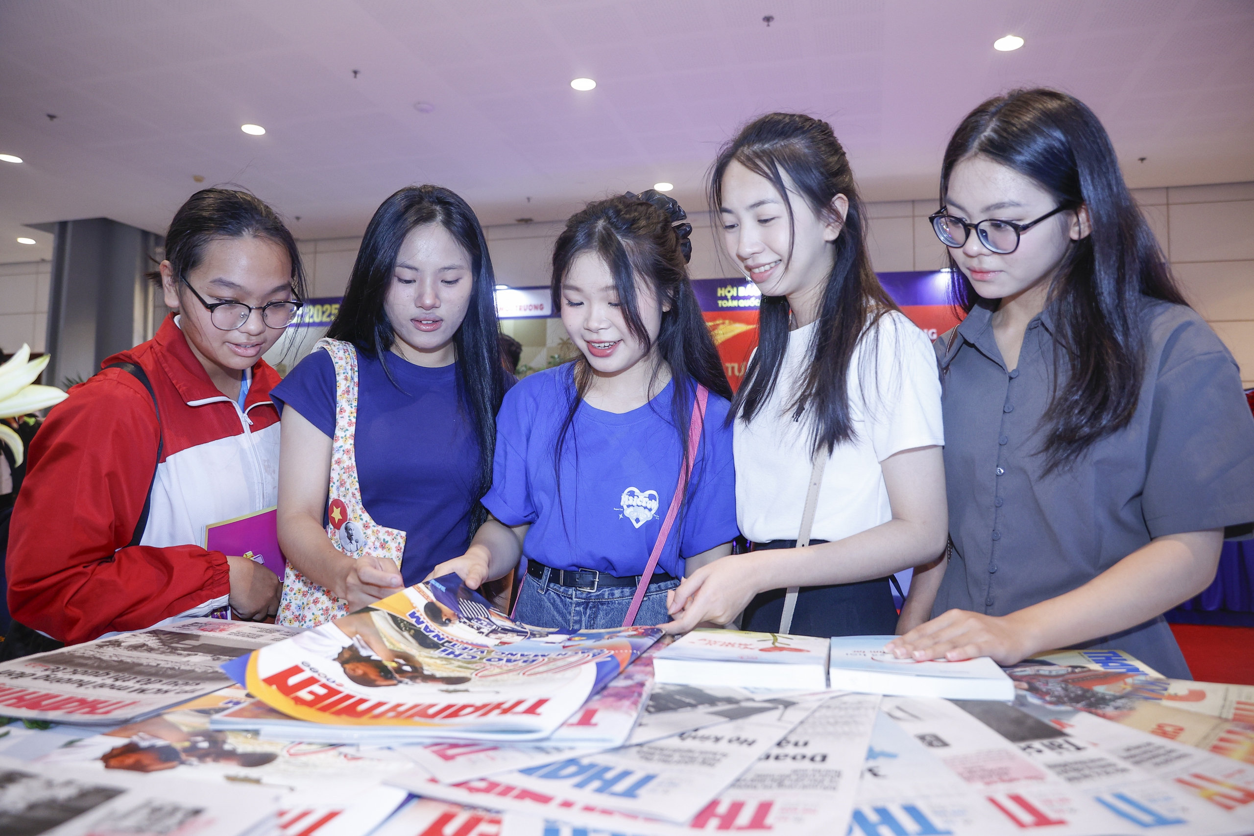 «Вражаюча» діяльність газети Thanh Nien на Національному фестивалі преси 2025 року – фото 9. Hoạt động 'ấn tượng' của Báo Thanh Niên tại Hội Báo toàn quốc 2025 - Ảnh 9.