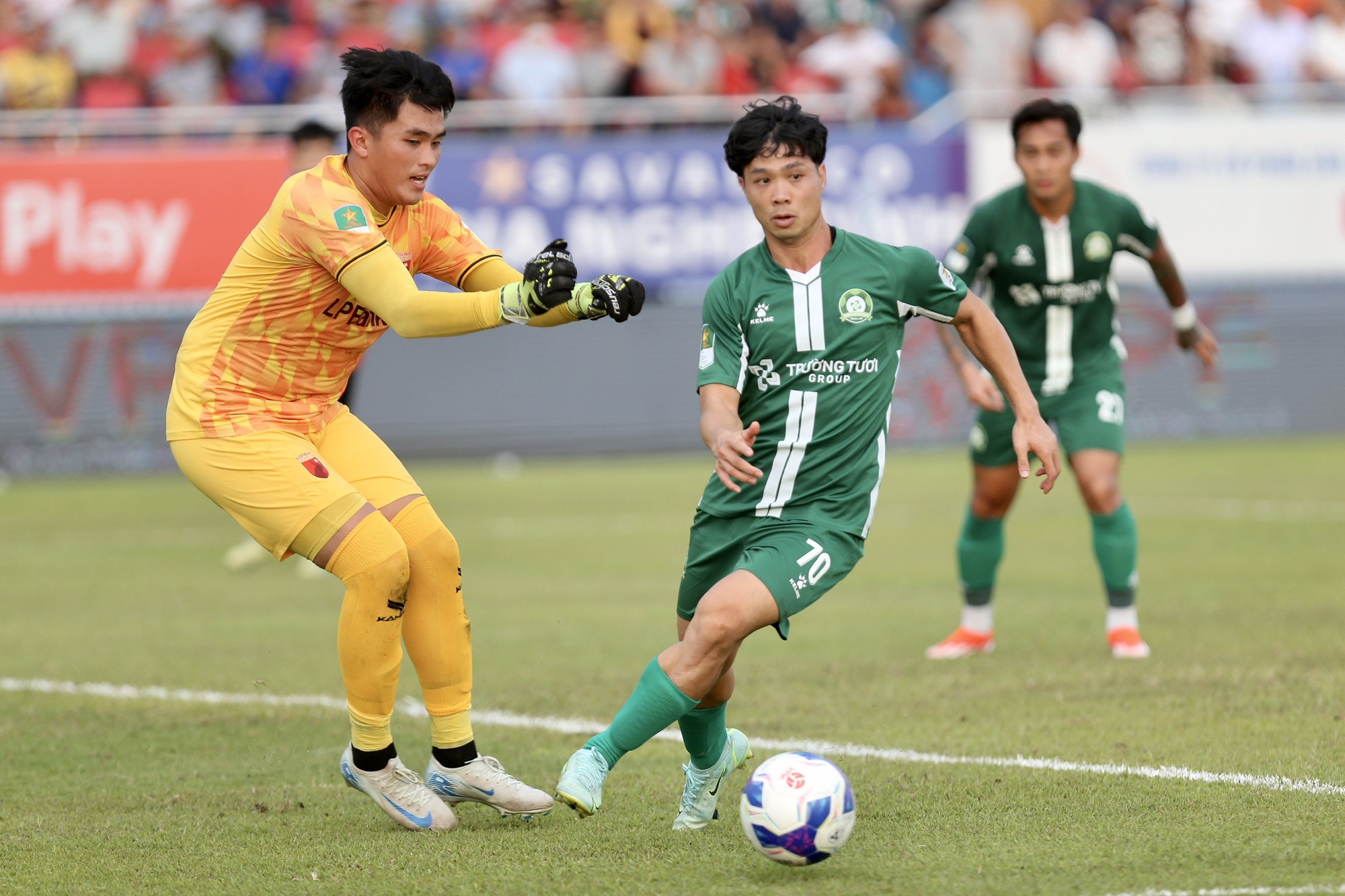 Công Phượng giúp CLB Bình Phước giành vé play-off, hồi hộp chờ V-League kết thúc- Ảnh 1. Công Phượng giúp CLB Bình Phước giành vé play-off, hồi hộp chờ V-League kết thúc- Ảnh 1.