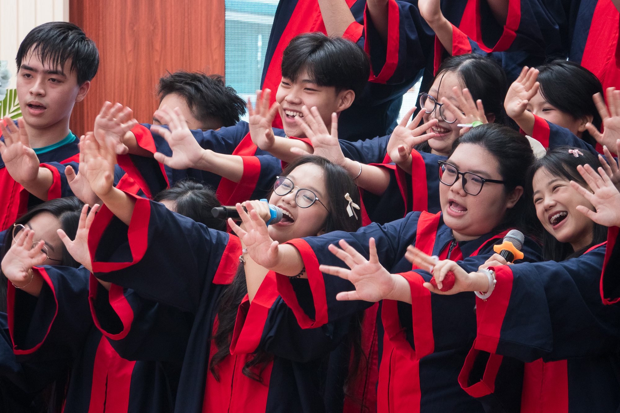 Cha mẹ, thầy cô hát tặng sĩ tử, nhiều người bật khóc Cha mẹ, thầy cô hát tặng sĩ tử, nhiều người bật khóc