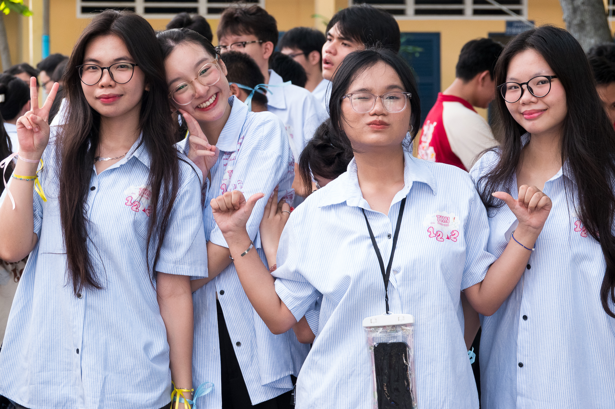 Hát tặng con ở lễ tri ân, cha mẹ Trường THPT Trần Khai Nguyên rớm nước mắt - Ảnh 15.