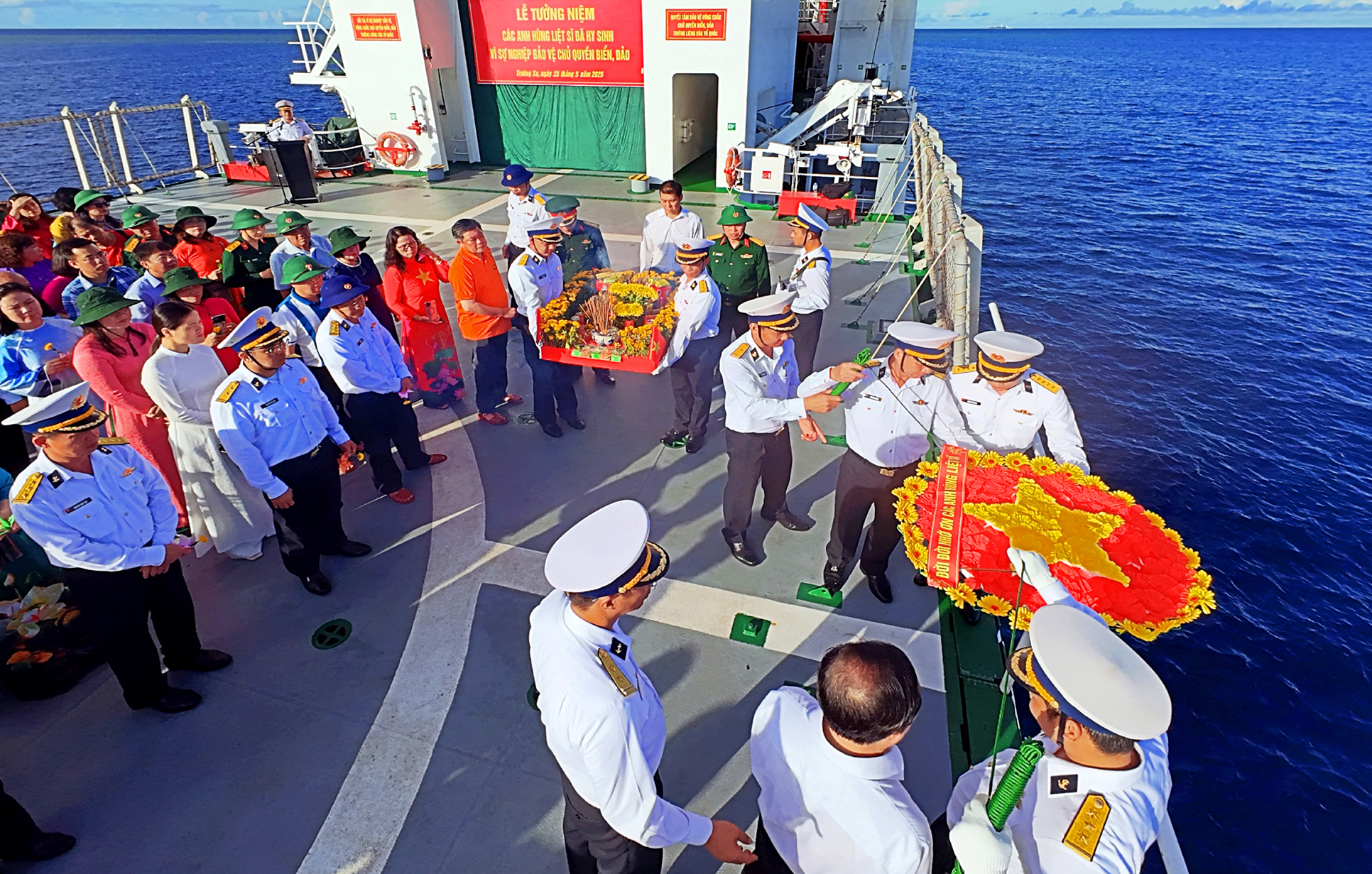 사진작가의 관점에서 본 '트룽사의 순간' - 사진 10. 'Khoảnh khắc Trường Sa' qua góc nhìn của nghệ sĩ nhiếp ảnh- Ảnh 10.