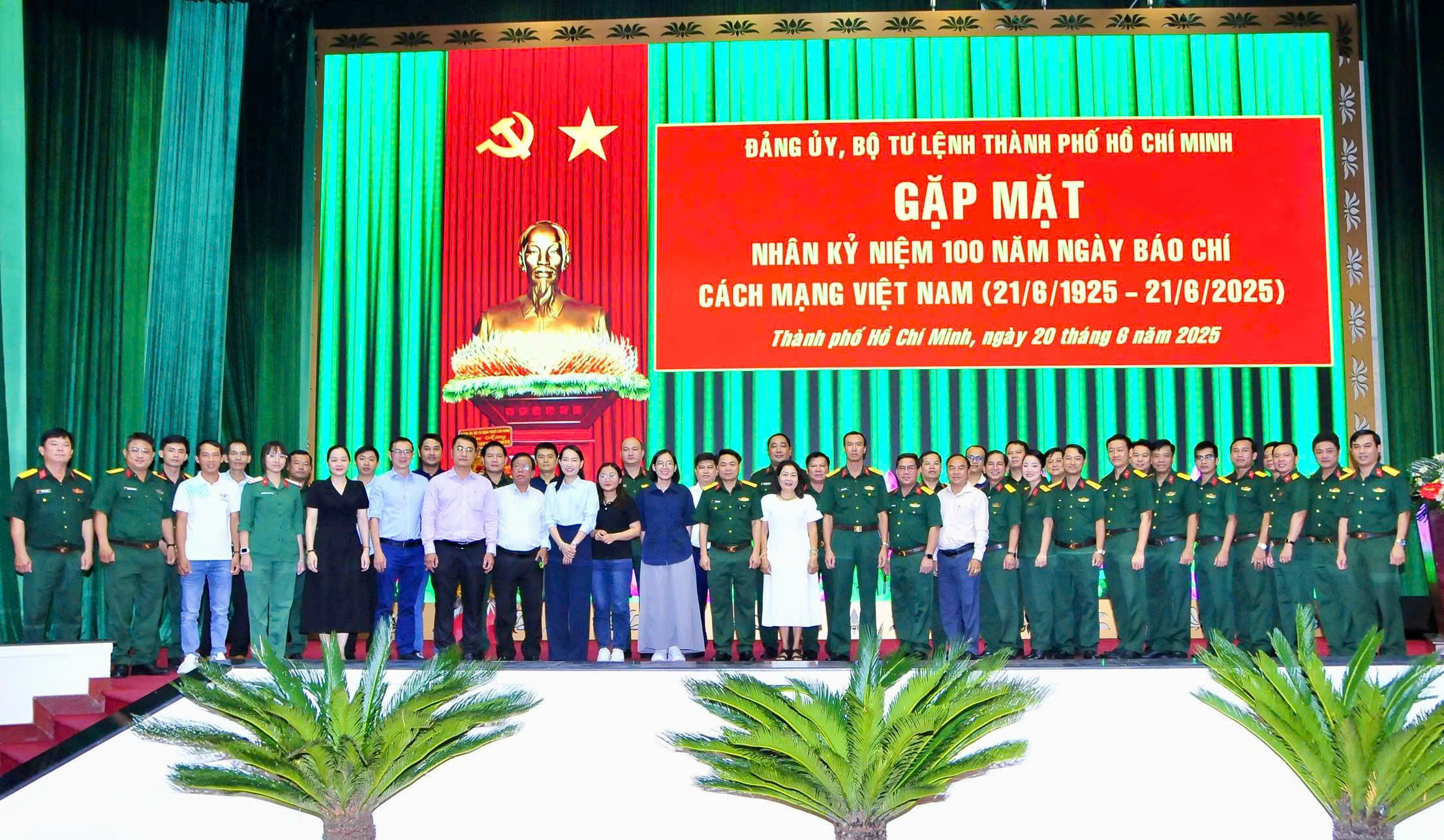 Bộ Tư lệnh TP.HCM tri ân báo chí nhân 100 năm Báo chí cách mạng Việt Nam- Ảnh 1. Bộ Tư lệnh TP.HCM tri ân báo chí nhân 100 năm Báo chí cách mạng Việt Nam- Ảnh 1.