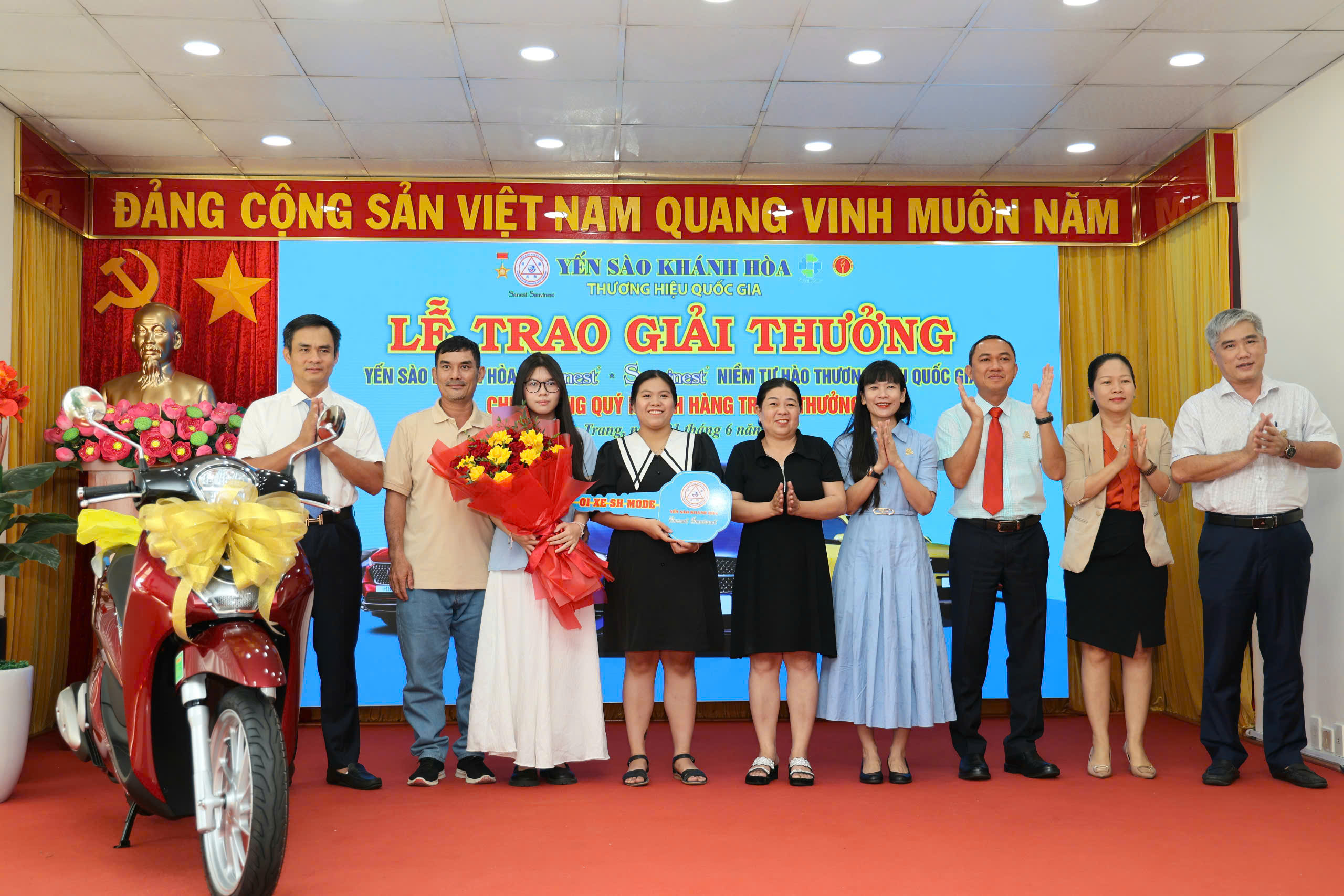 Khách hàng trúng xe máy trong chương trình tri ân của Yến sào Khánh Hòa- Ảnh 1.