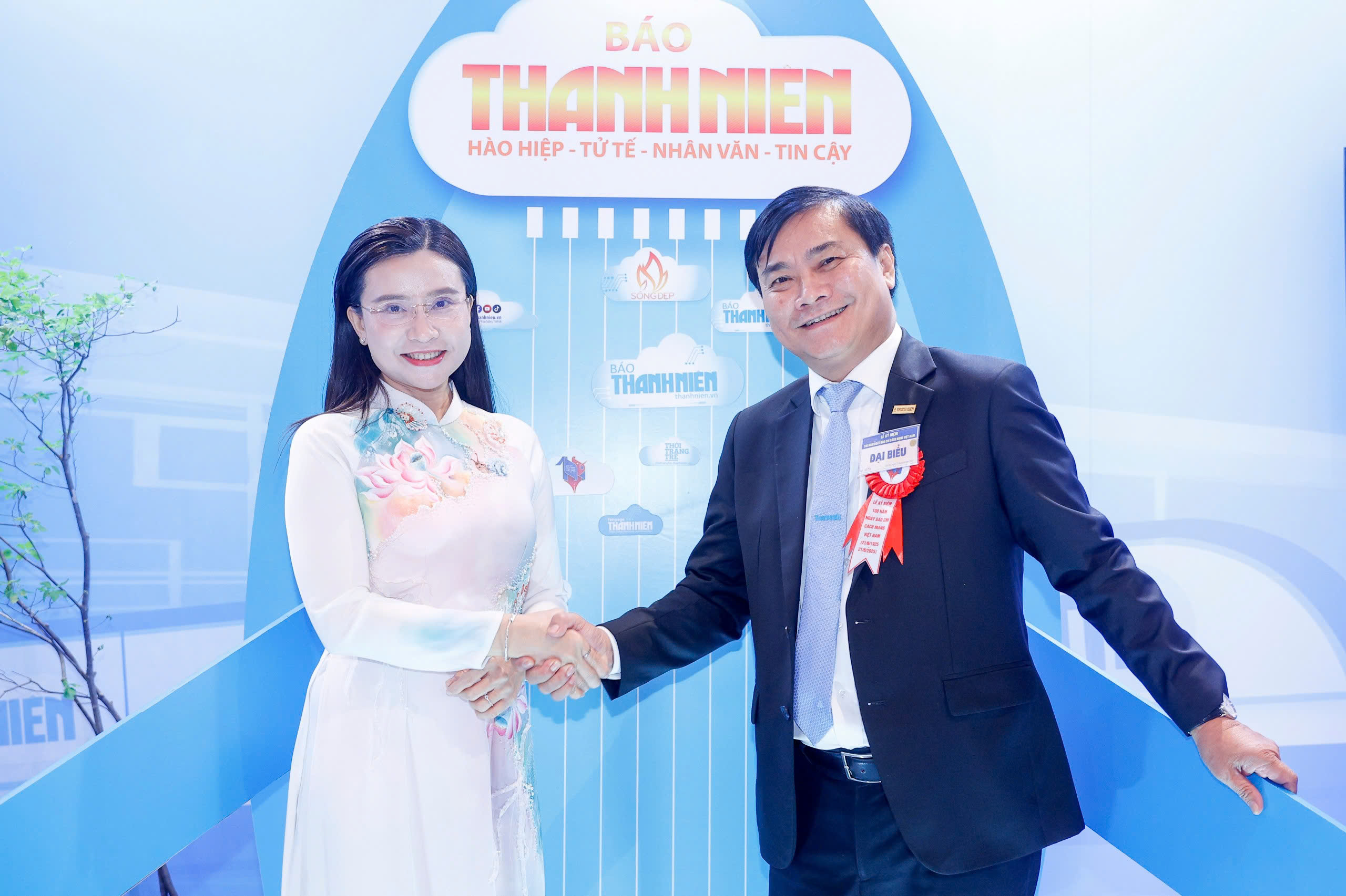 Gian trưng b&agrave;y của B&aacute;o Thanh Ni&ecirc;n đ&oacute;n những vị kh&aacute;ch đặc biệt - Ảnh 4.