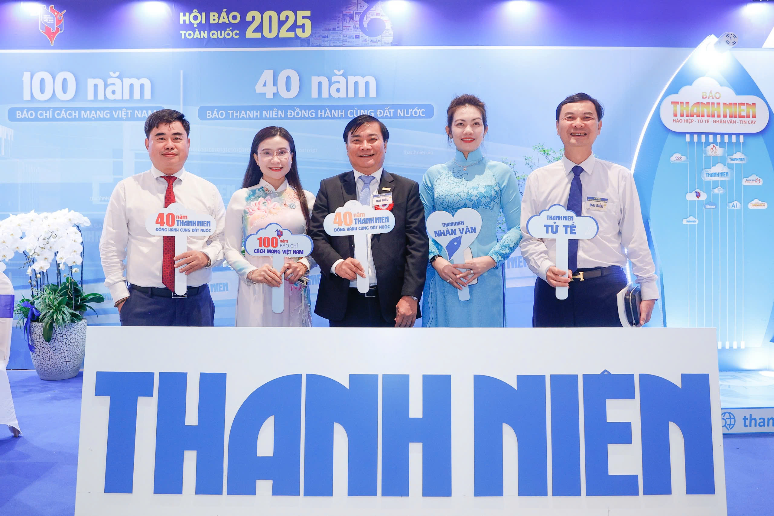 Gian trưng b&agrave;y của B&aacute;o Thanh Ni&ecirc;n đ&oacute;n những vị kh&aacute;ch đặc biệt - Ảnh 5.