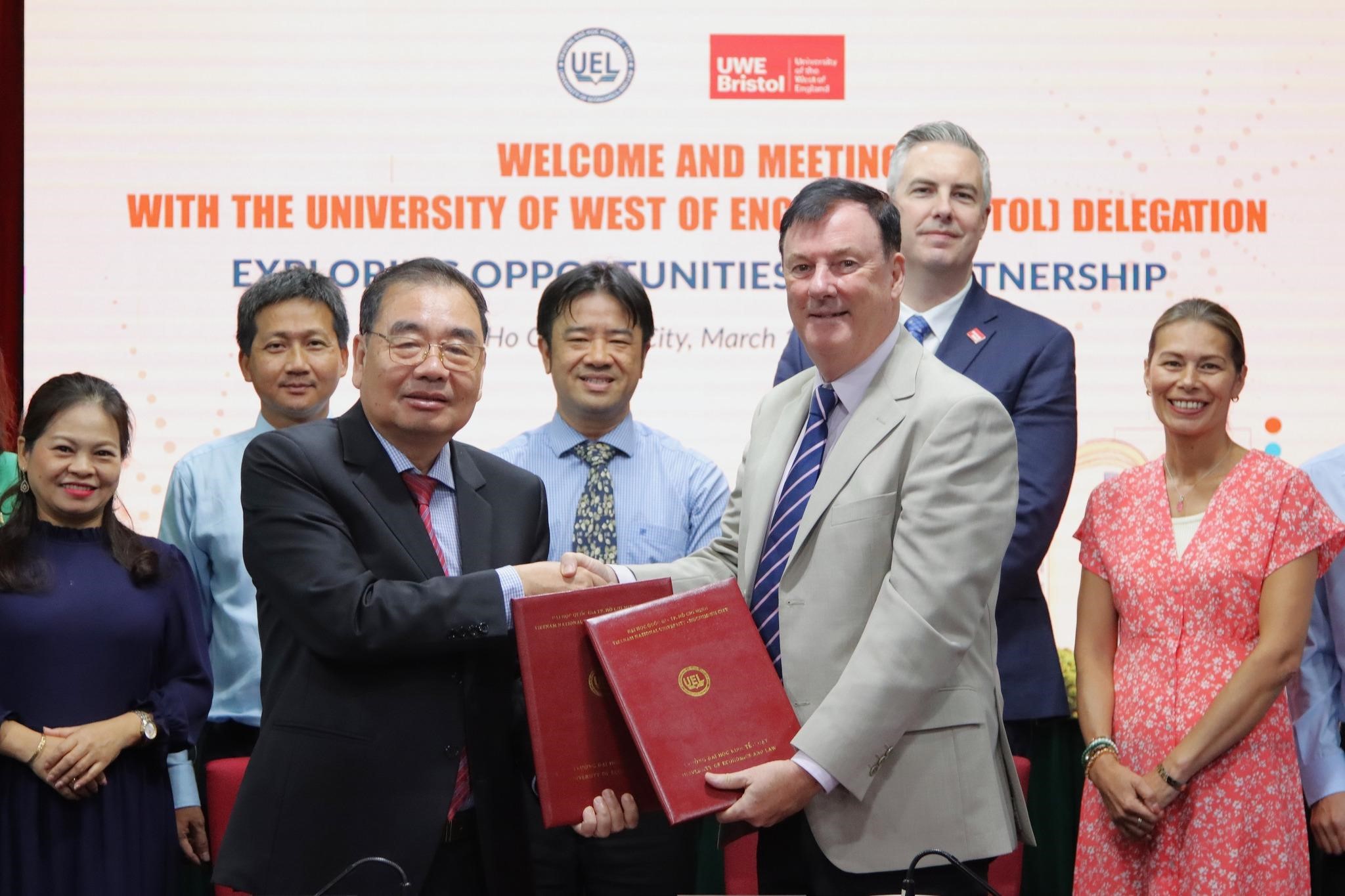 Kesempatan untuk memiliki gelar sarjana Inggris di Universitas Ekonomi dan Hukum - Foto 2. Cơ hội sở hữu bằng cử nhân Anh quốc tại Trường Đại học Kinh tế - Luật- Ảnh 2.