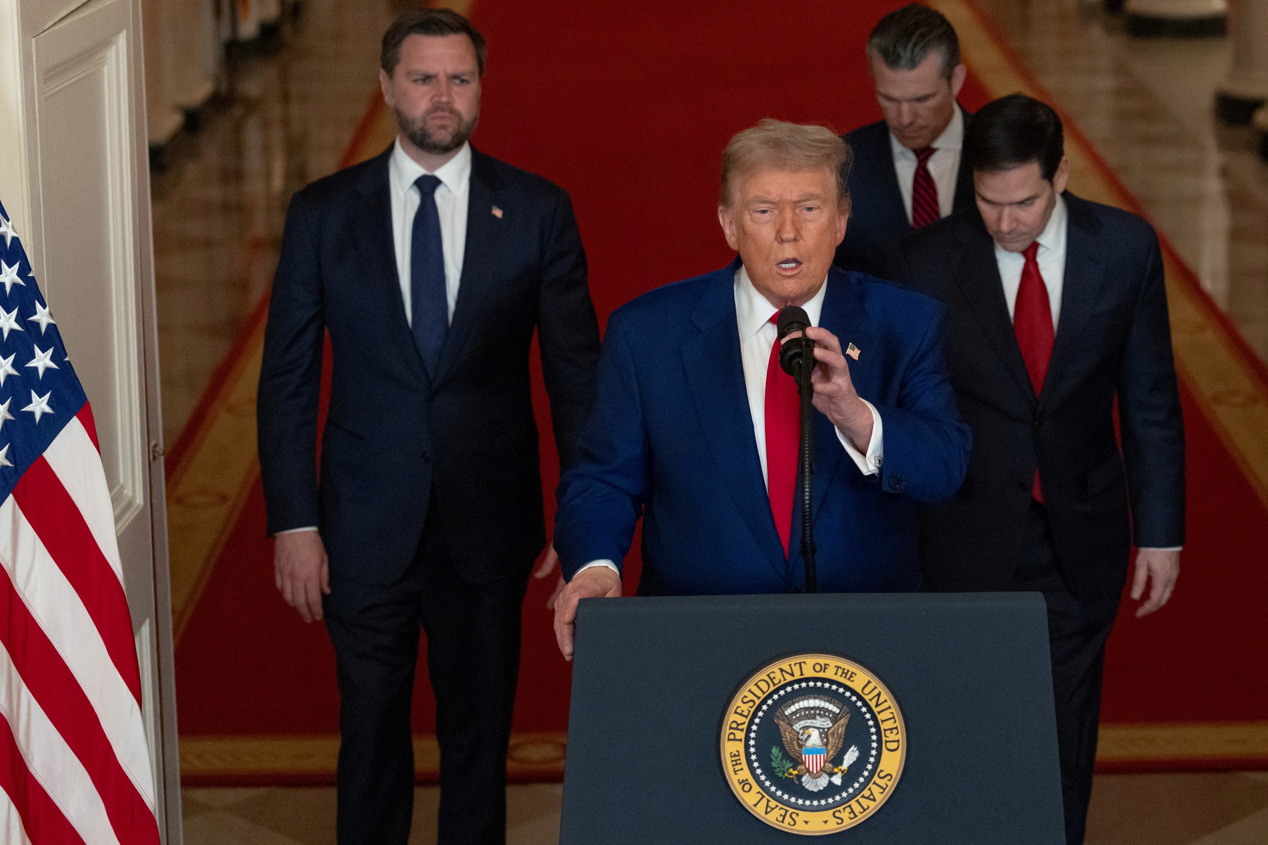 Ông Trump cảnh cáo sẽ tấn công tiếp nếu Iran không chấp nhận hòa bình Ông Trump cảnh cáo sẽ tấn công tiếp nếu Iran không chấp nhận hòa bình