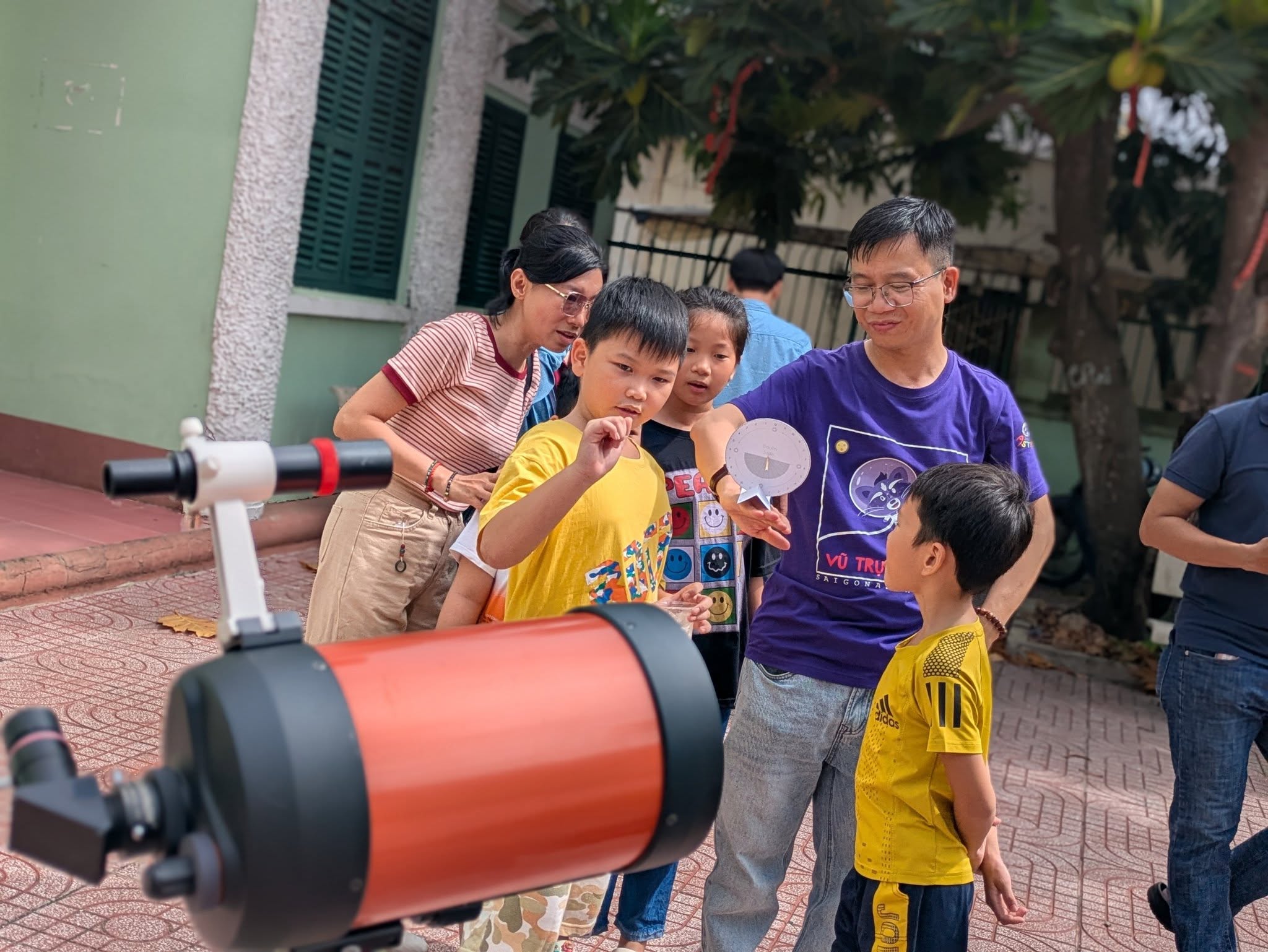 Hè 2025, nhiều em nhỏ hào hứng 'chơi trốn tìm cùng ông mặt trời' - Ảnh 2.