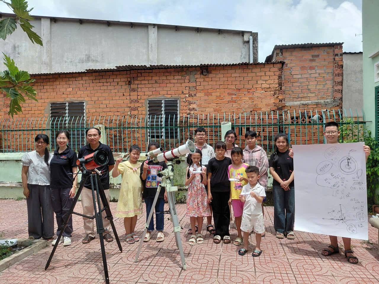 Hè 2025, nhiều em nhỏ hào hứng 'chơi trốn tìm cùng ông mặt trời' - Ảnh 12.