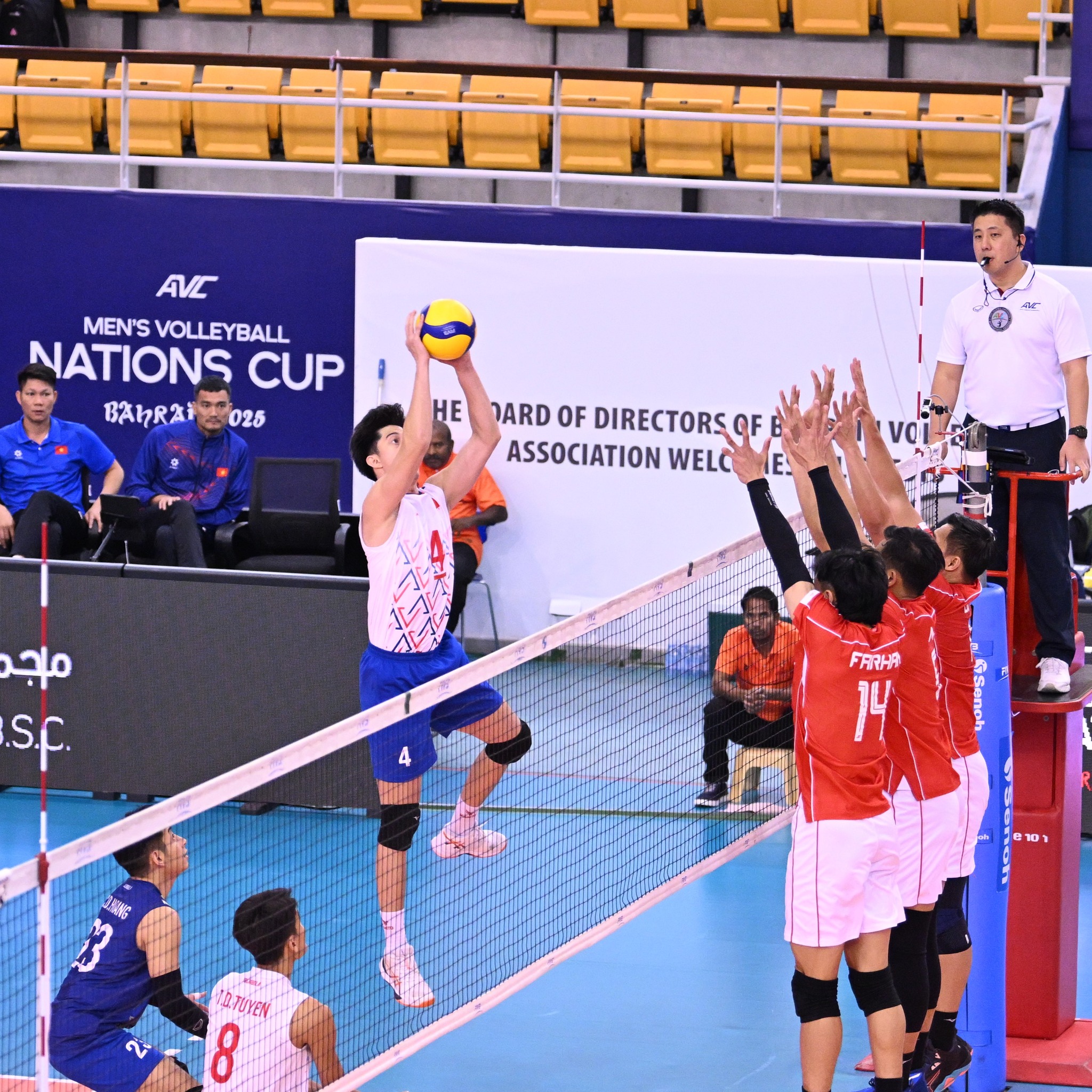 ທີມບານສົ່ງຊາຍຫວຽດນາມ ຢືນອັນດັບທີ 8 ໃນການແຂ່ງຂັນ AVC Nations Cup: ຍ້ອນການເສຍຊີວິດຢ່າງເຈັບປວດຕໍ່ໄຕ້ຫວັນ - ຮູບທີ 2. Đội tuyển nam bóng chuyền Việt Nam xếp hạng 8 giải AVC Nations Cup: Vì thua đau Đài Loan- Ảnh 2.