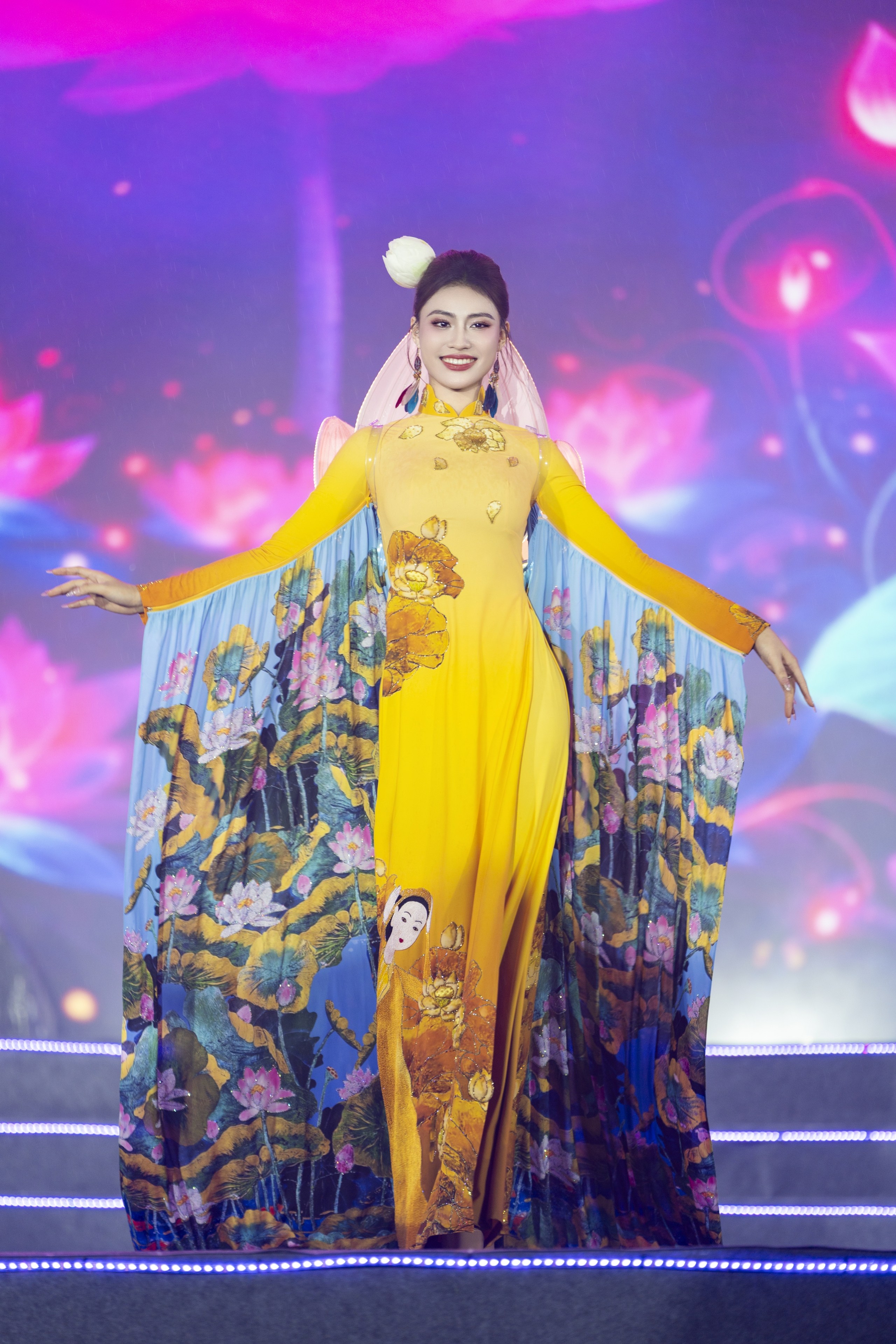 Hoa hậu Di sản Áo dài Việt Nam khoe sắc với thiết kế độc đáo dưới mưa- Ảnh 4. Hoa hậu Di sản Áo dài Việt Nam khoe sắc với thiết kế độc đáo dưới mưa- Ảnh 4.