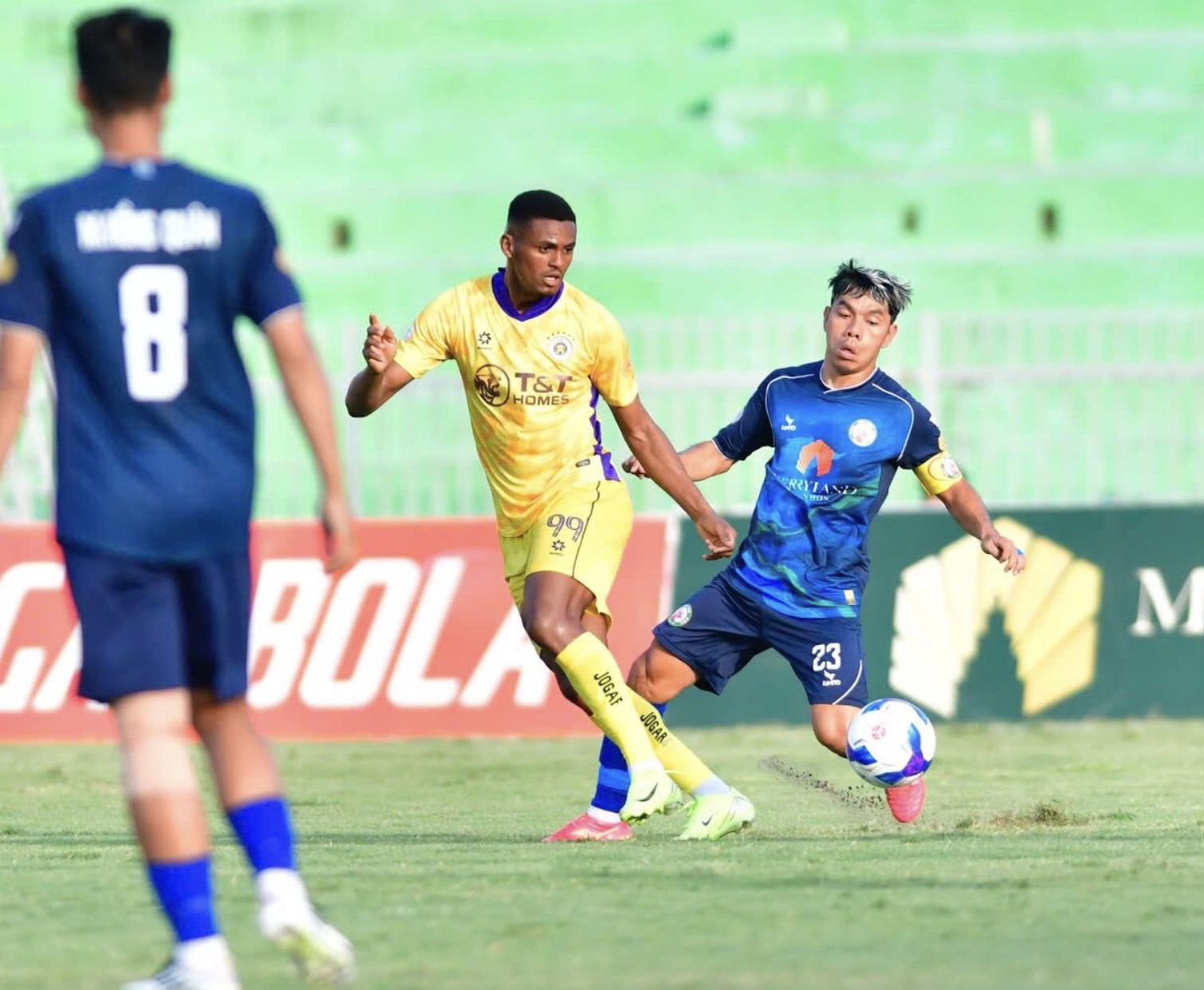 Klub Binh Dinh 'berjuang' dengan gigih, tetap kalah menyakitkan dari Hanoi: Terdegradasi, akhir yang pahit! - Foto 1. CLB Bình Định ‘chiến đấu’ kiên cường, vẫn thua đau Hà Nội: Rớt hạng, kết cục cay đắng!- Ảnh 1.
