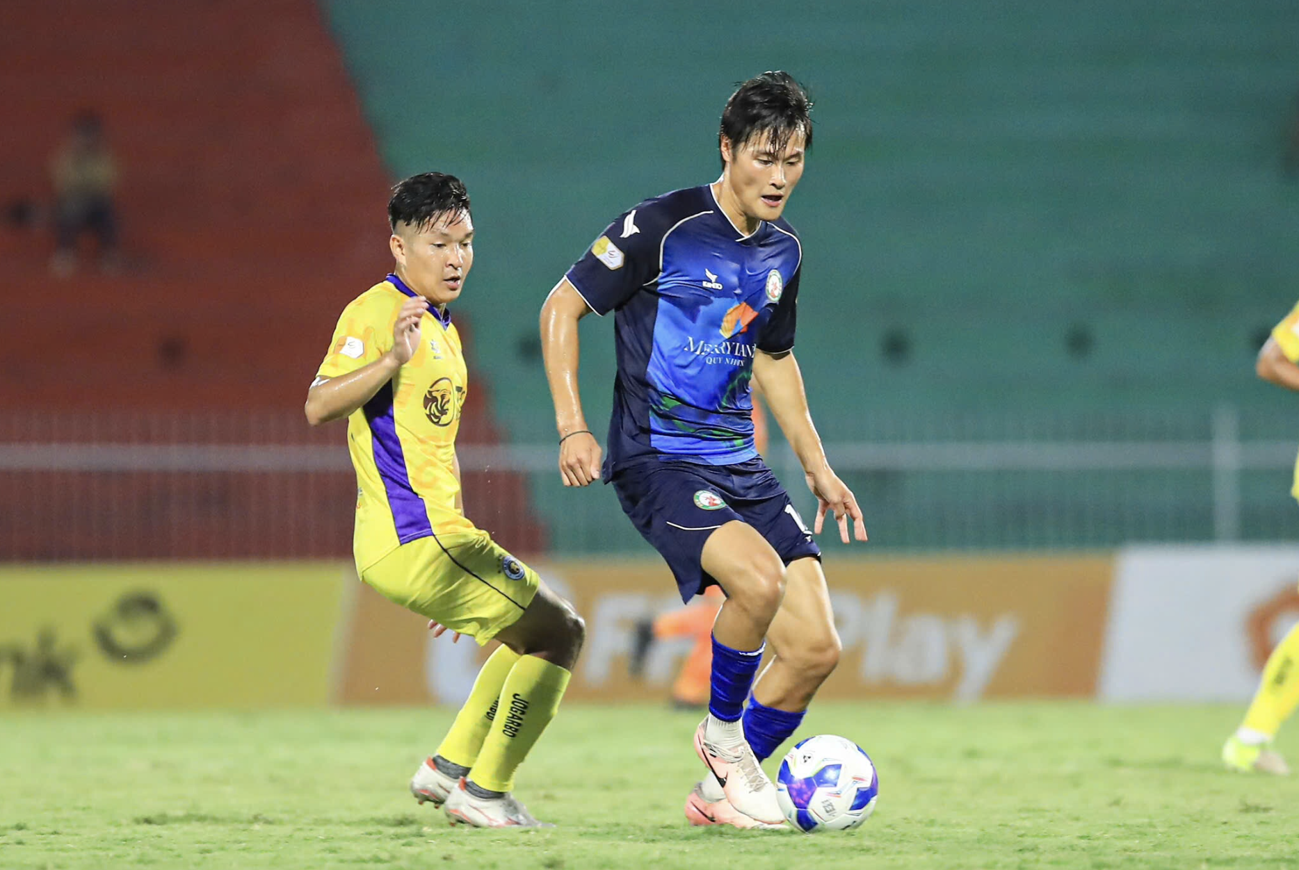 គ្រូបង្វឹក Tran Minh Chien បន្តមិនចូលរួមសន្និសីទកាសែត អនាគតក្លឹប Binh Dinh មិនប្រាកដប្រជានិងមិនច្បាស់... - រូបថត ១. HLV Trần Minh Chiến tiếp tục không dự họp báo, tương lai CLB Bình Định bấp bênh, mơ hồ…- Ảnh 1.