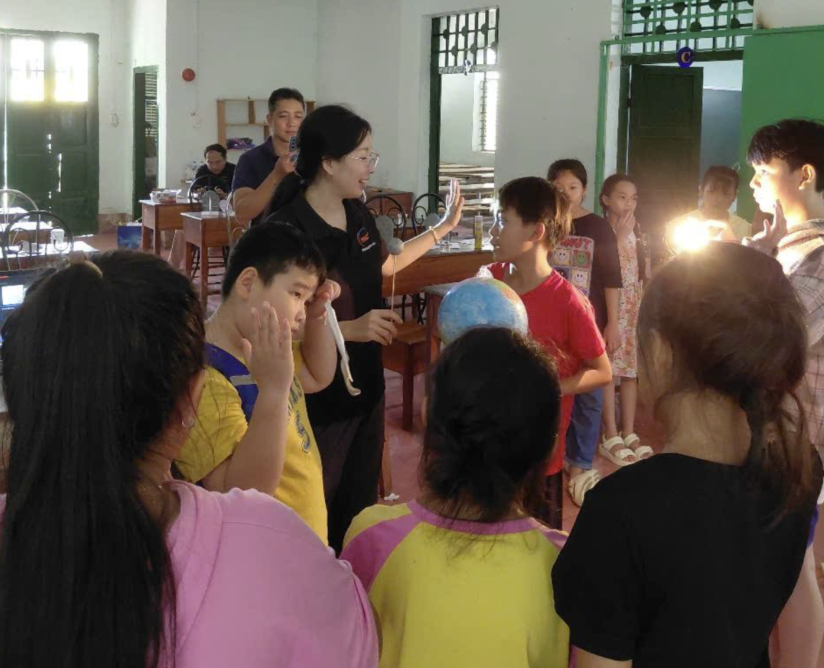 Hè 2025, nhiều em nhỏ hào hứng 'chơi trốn tìm cùng ông mặt trời' - Ảnh 5.