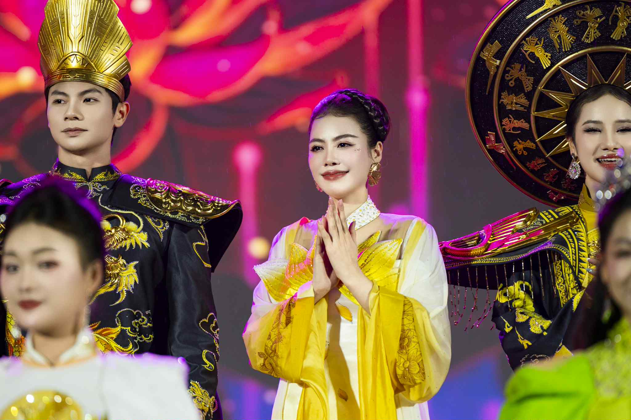 Hoa hậu Di sản Áo dài Việt Nam khoe sắc với thiết kế độc đáo dưới mưa- Ảnh 7. Hoa hậu Di sản Áo dài Việt Nam khoe sắc với thiết kế độc đáo dưới mưa- Ảnh 7.