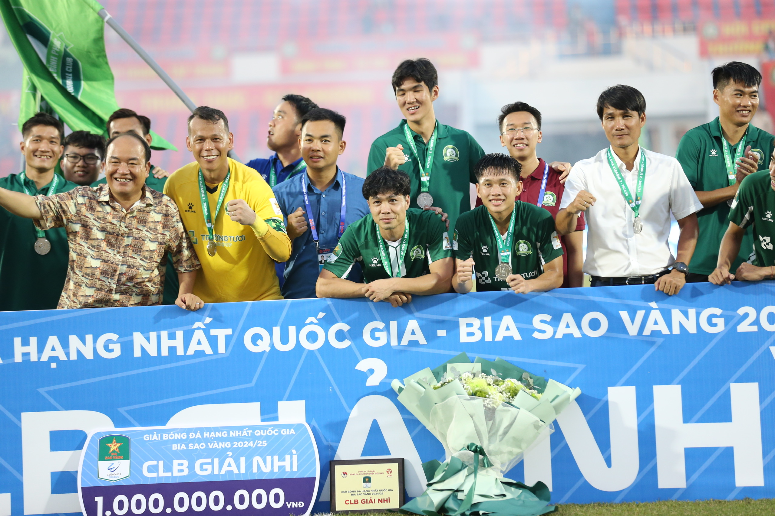 CLB Bình Phước của Công Phượng được treo thưởng khủng 10 tỉ đồng trận play-off: Khát vọng V-League! CLB Bình Phước của Công Phượng được treo thưởng khủng 10 tỉ đồng trận play-off: Khát vọng V-League!