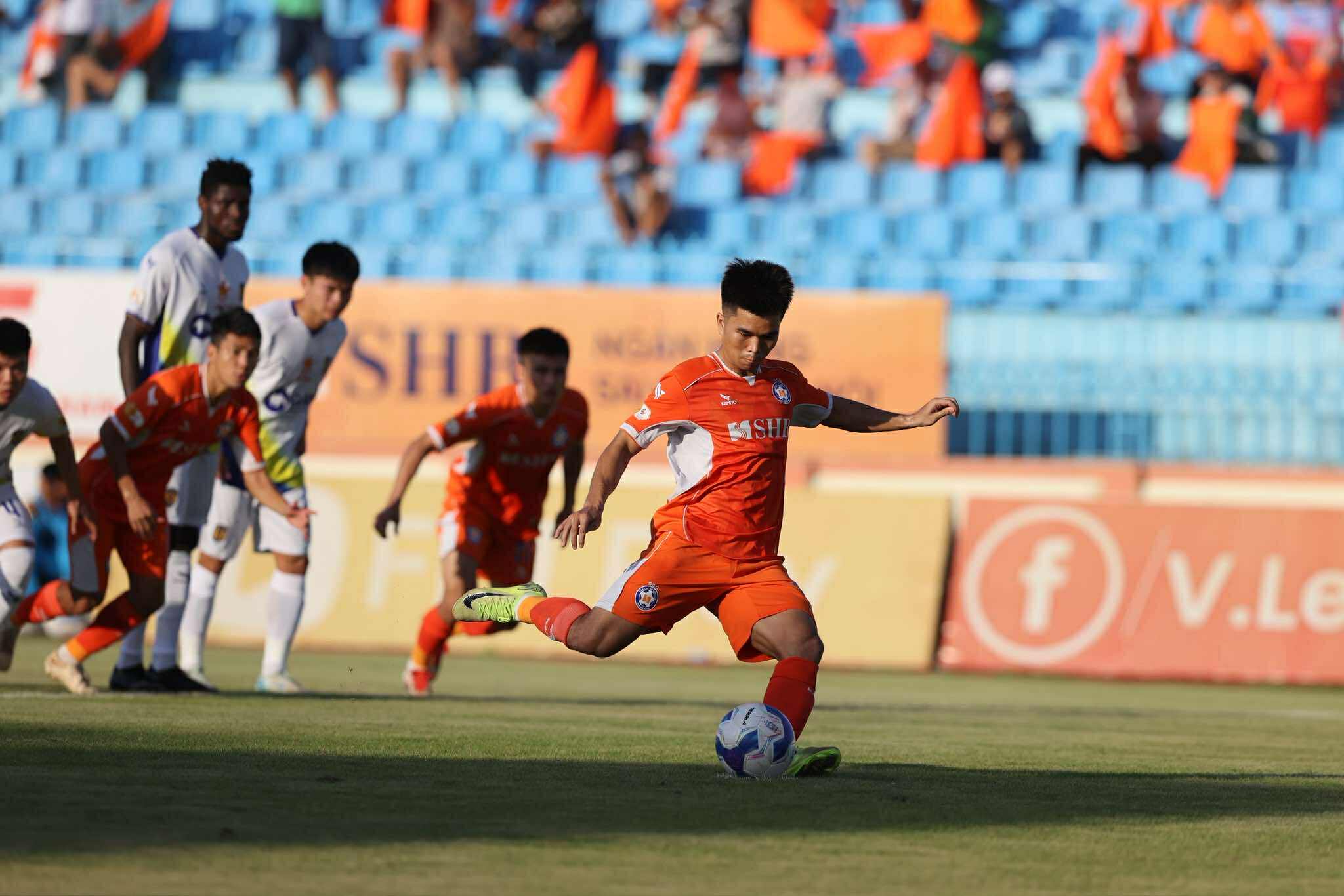 Đua trụ hạng V-League kịch tính hơn phim: Đà Nẵng đá play-off với Bình Phước, Quảng Nam thoát hiểm- Ảnh 2. Đua trụ hạng V-League kịch tính hơn phim: Đà Nẵng đá play-off với Bình Phước, Quảng Nam thoát hiểm- Ảnh 2.