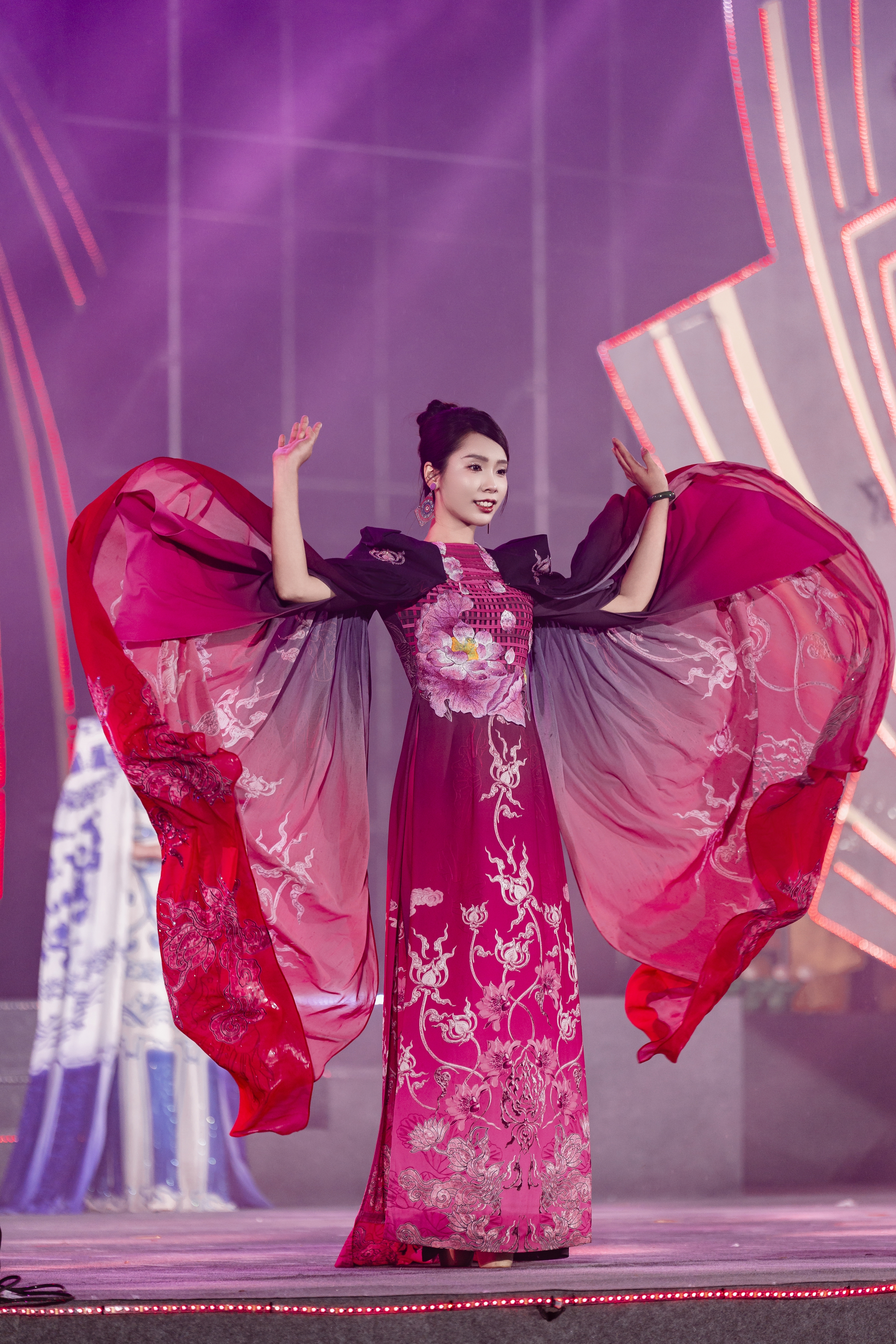 Hoa hậu Di sản Áo dài Việt Nam khoe sắc với thiết kế độc đáo dưới mưa- Ảnh 6. Hoa hậu Di sản Áo dài Việt Nam khoe sắc với thiết kế độc đáo dưới mưa- Ảnh 6.