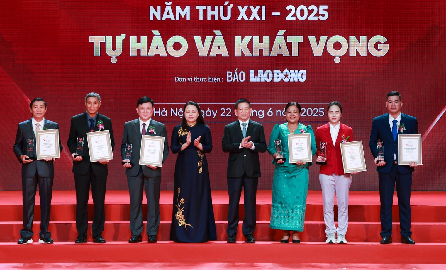 Huyền thọai bóng đá nữ được vinh danh tại Chương trình Vinh quang Việt Nam 2025 - Ảnh 2. Huyền thọai bóng đá nữ được vinh danh tại Chương trình Vinh quang Việt Nam 2025 - Ảnh 2.