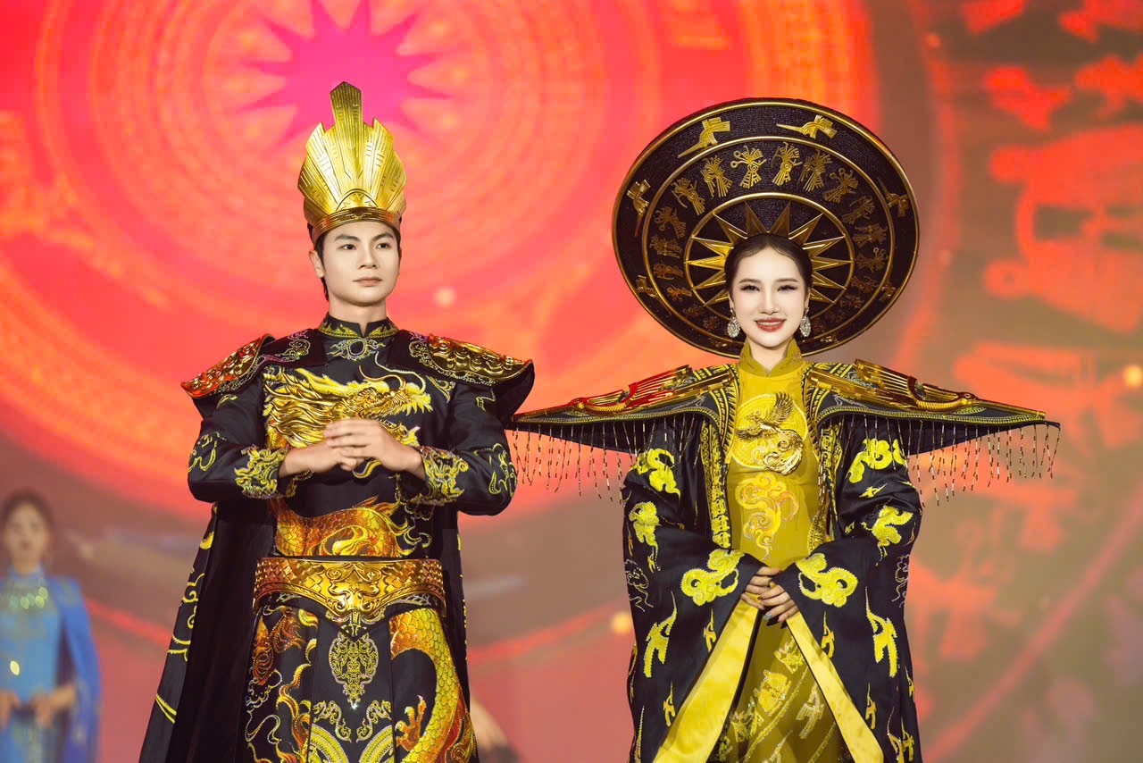 Hoa hậu Di sản Áo dài Việt Nam khoe sắc với thiết kế độc đáo dưới mưa- Ảnh 1. Hoa hậu Di sản Áo dài Việt Nam khoe sắc với thiết kế độc đáo dưới mưa- Ảnh 1.