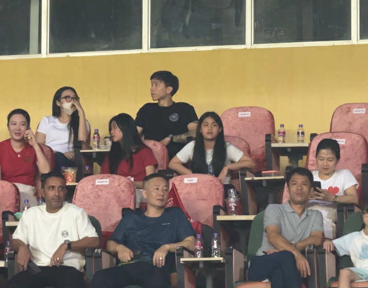 Đoàn Văn Hậu đến chia vui, không nhận HCĐ cùng CLB CAHN Đoàn Văn Hậu đến chia vui, không nhận HCĐ cùng CLB CAHN
