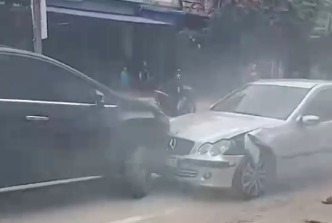 Lái xe sử dụng ma túy húc ô tô đi giật lùi - Ảnh 1.