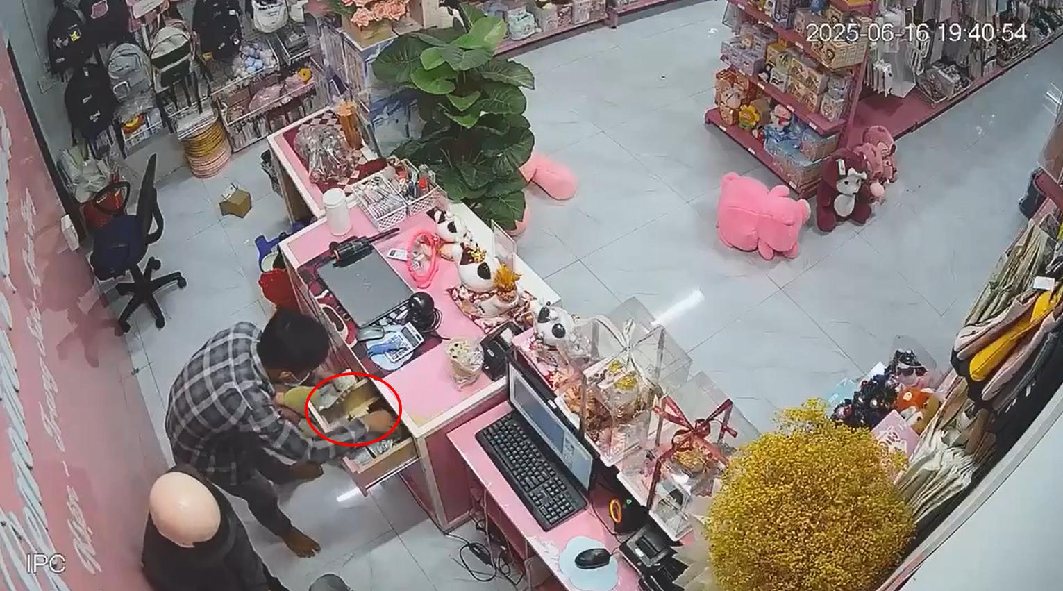 Cô gái khóc thét khi bị 2 kẻ cướp kề dao khống chế trong cửa hàng