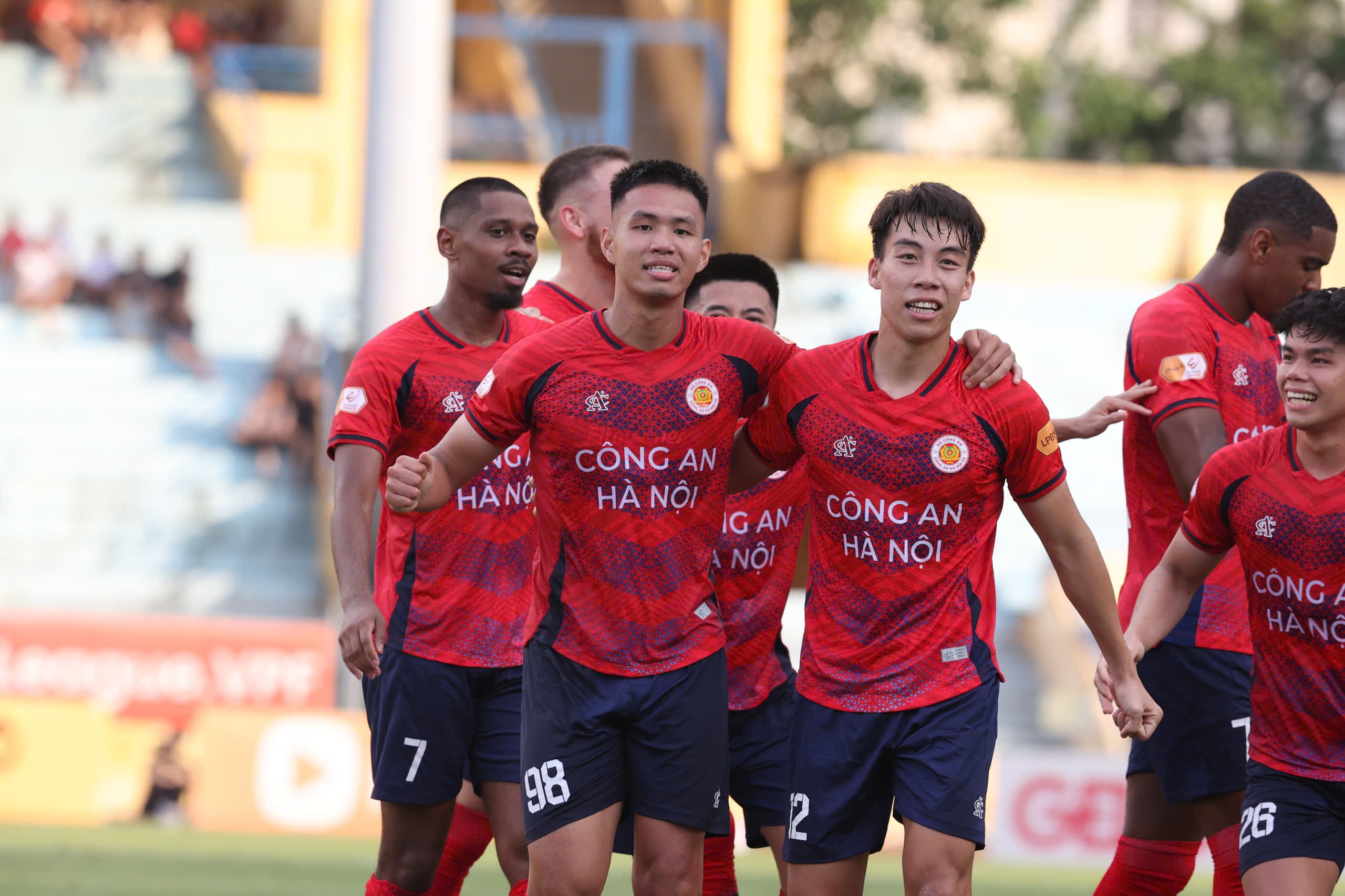 CLB CAHN giành HCĐ nhờ đánh bại Hải Phòng: Thể Công Viettel ngậm ngùi về đích thứ tư- Ảnh 2. CLB CAHN giành HCĐ nhờ đánh bại Hải Phòng: Thể Công Viettel ngậm ngùi về đích thứ tư- Ảnh 2.
