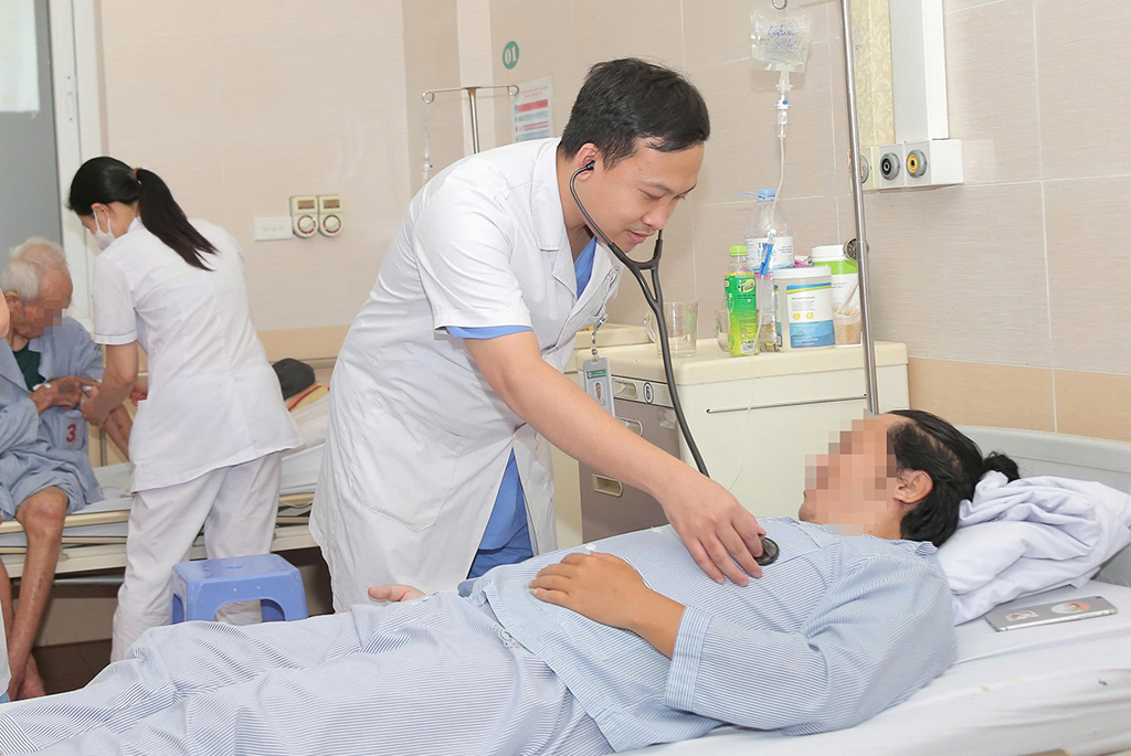 Nhận biết dấu hiệu nhồi máu cơ tim ở người trẻ - Ảnh 1.