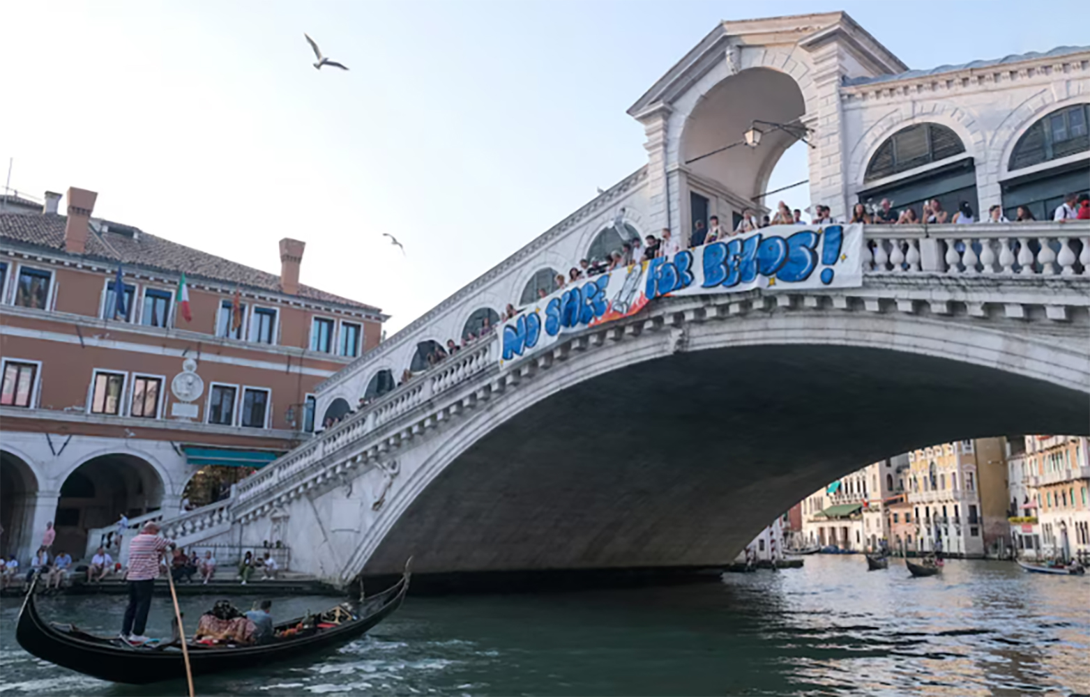 Miliardář Jeff Bezos a Lauren Sánchezová darovali peníze na charitu před svatbou - Foto 2. Tỉ phú Jeff Bezos và Lauren Sánchez quyên góp từ thiện trước lễ cưới- Ảnh 2.