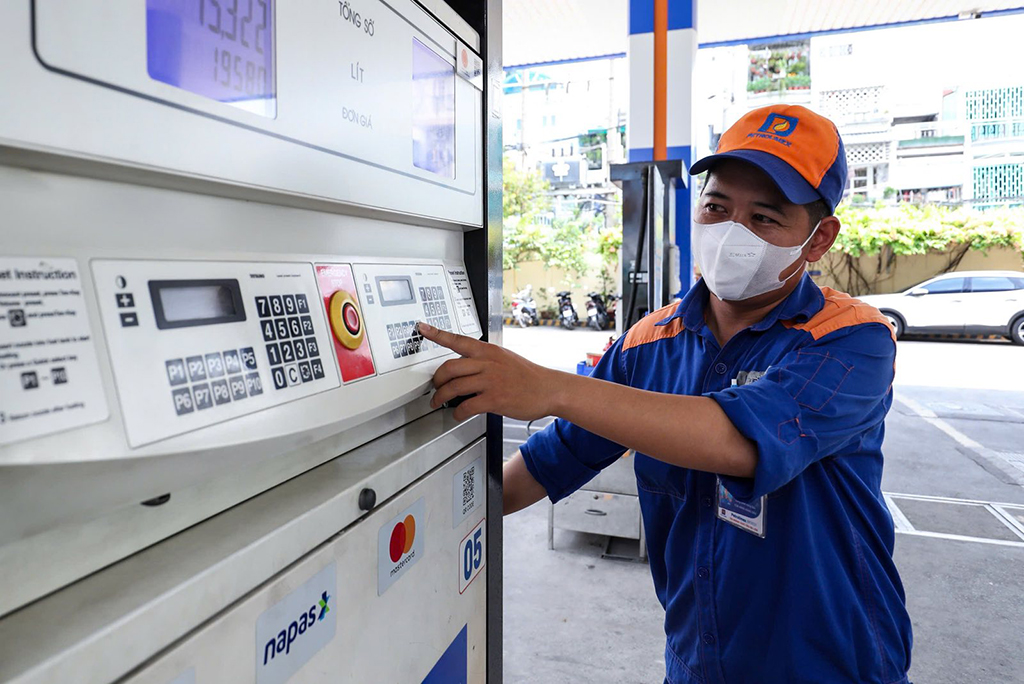 Giá xăng áp lực tăng vì chiến sự Trung Đông - Ảnh 1.