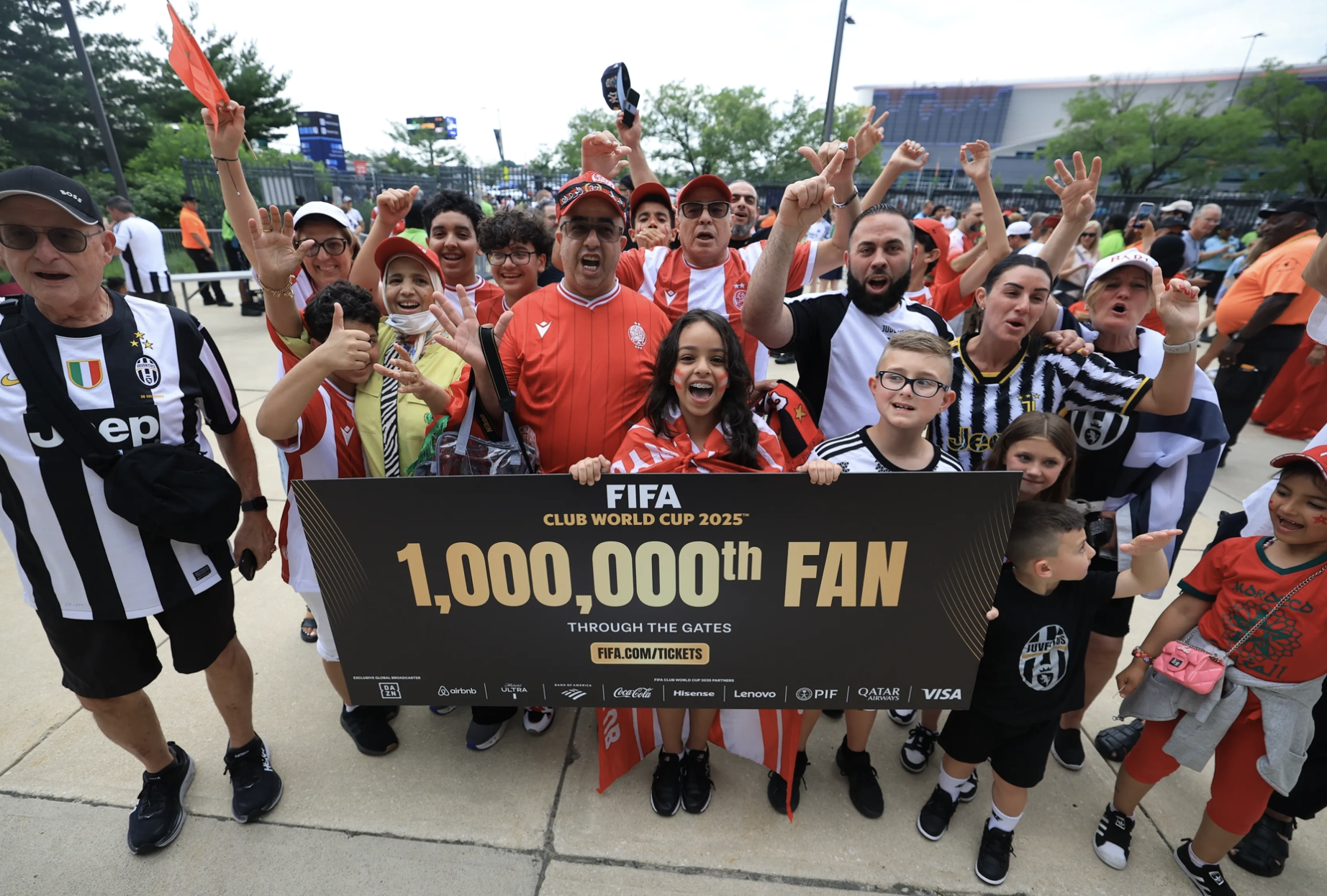 פיפ FIFA công bố con số kỷ lục của Club World Cup, hé lộ CĐV may mắn - Ảnh 1.