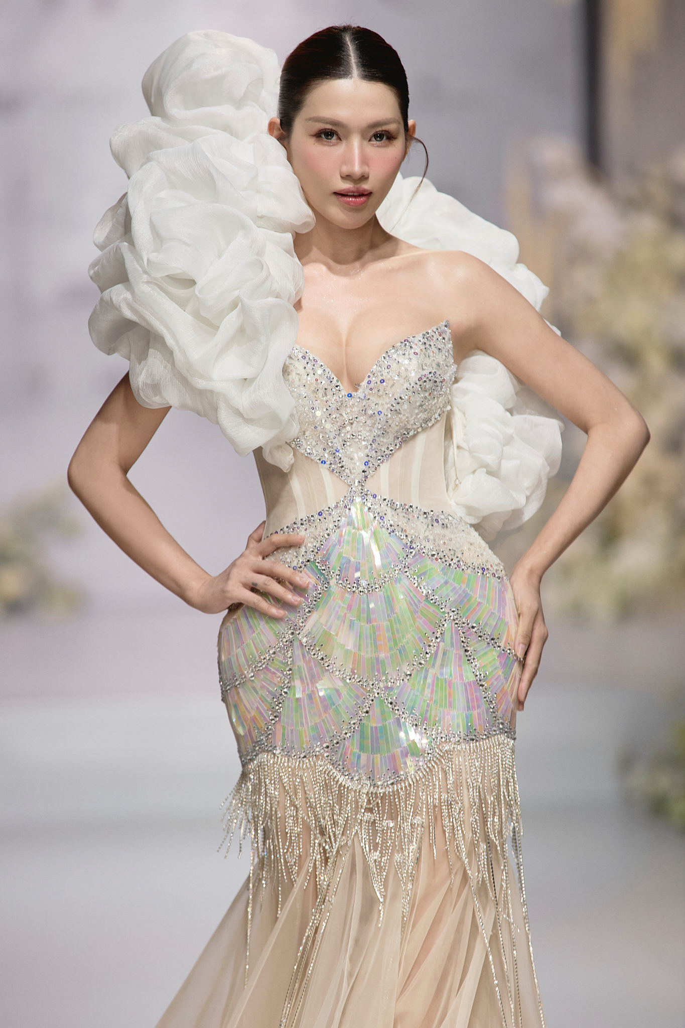 Thiên Ân, Quỳnh Châu gợi ý váy cưới cho những nàng dâu thích bứt phá- Ảnh 2. Thiên Ân, Quỳnh Châu gợi ý váy cưới cho những nàng dâu thích bứt phá- Ảnh 2.