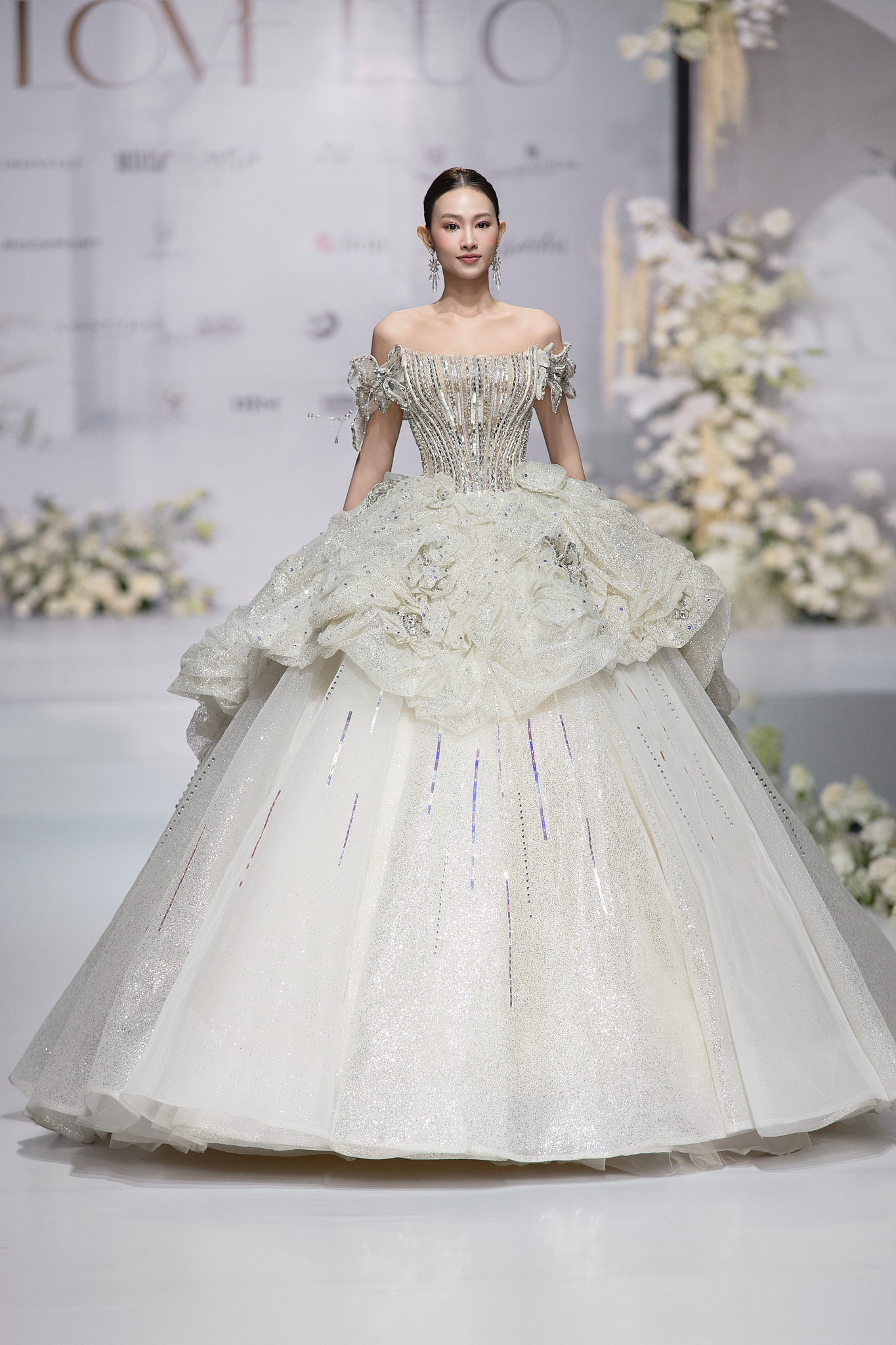 Thiên Ân, Quỳnh Châu gợi ý váy cưới cho những nàng dâu thích bứt phá- Ảnh 5. Thiên Ân, Quỳnh Châu gợi ý váy cưới cho những nàng dâu thích bứt phá- Ảnh 5.