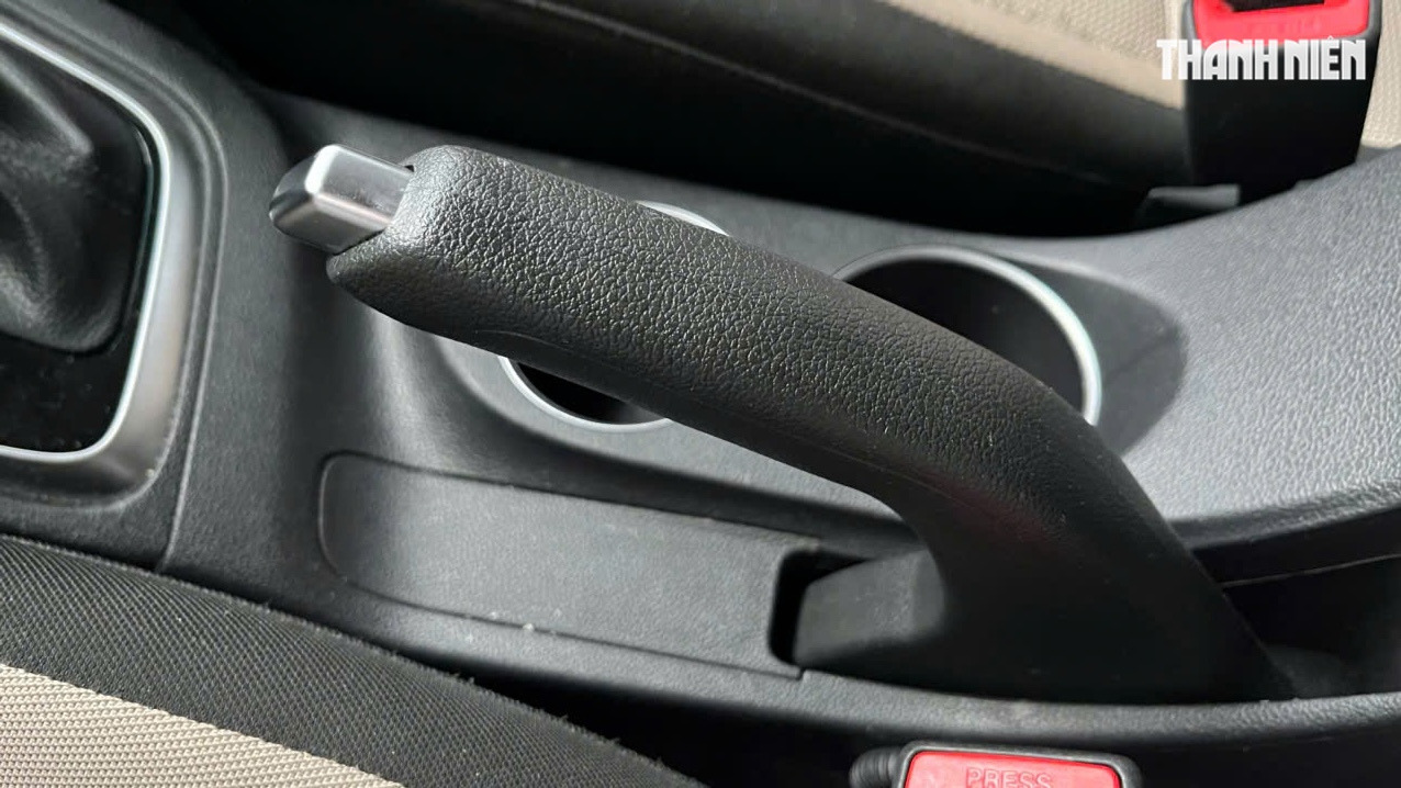 C&oacute; cần nhấn n&uacute;t khi k&eacute;o phanh tay &ocirc; t&ocirc;? - Ảnh 1.