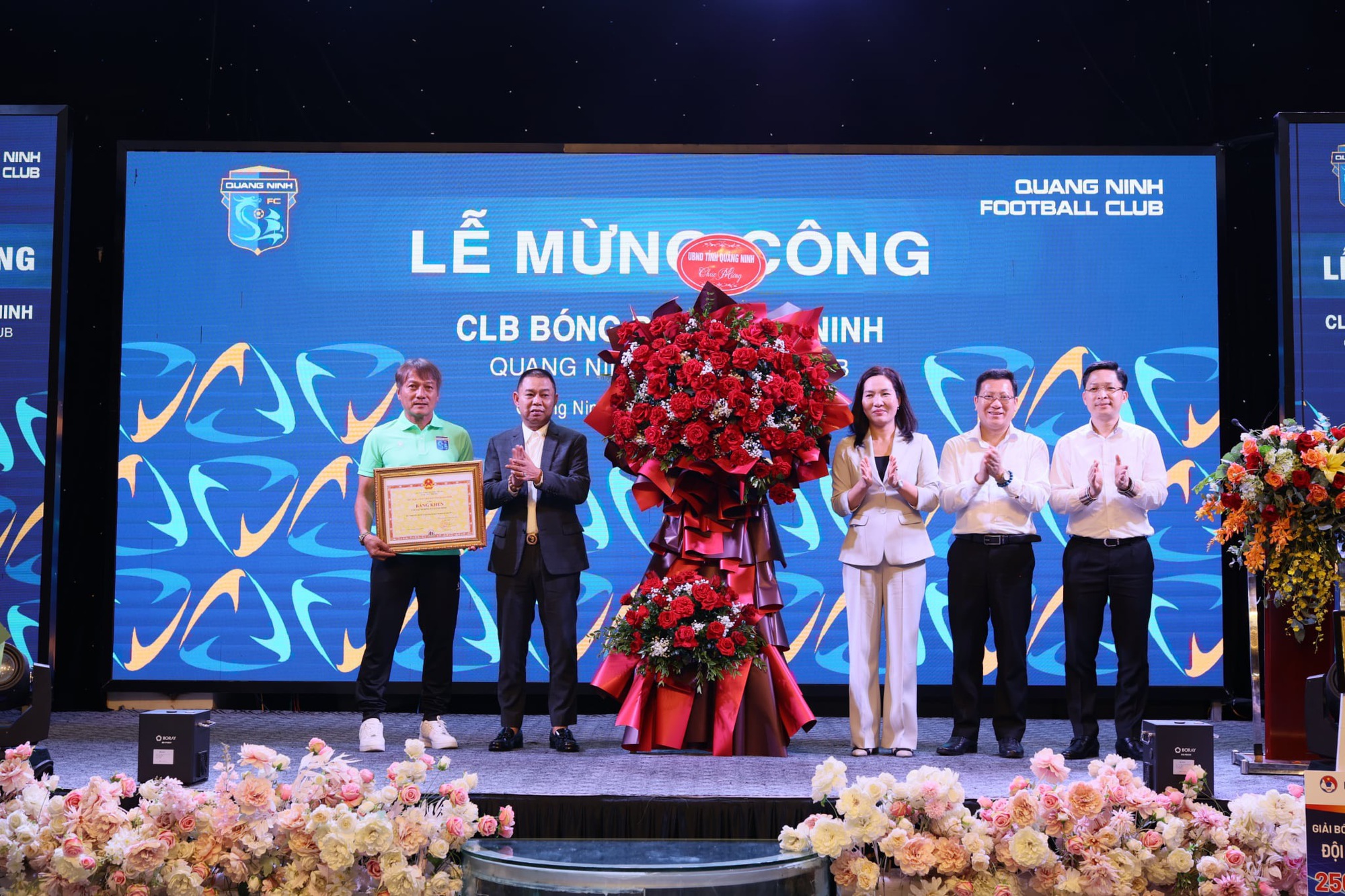 CLB Quảng Ninh được thưởng tiền tỉ vì sớm thăng hạng nhất, sắp được bàn giao sân Cẩm Phả- Ảnh 1. CLB Quảng Ninh được thưởng tiền tỉ vì sớm thăng hạng nhất, sắp được bàn giao sân Cẩm Phả- Ảnh 1.