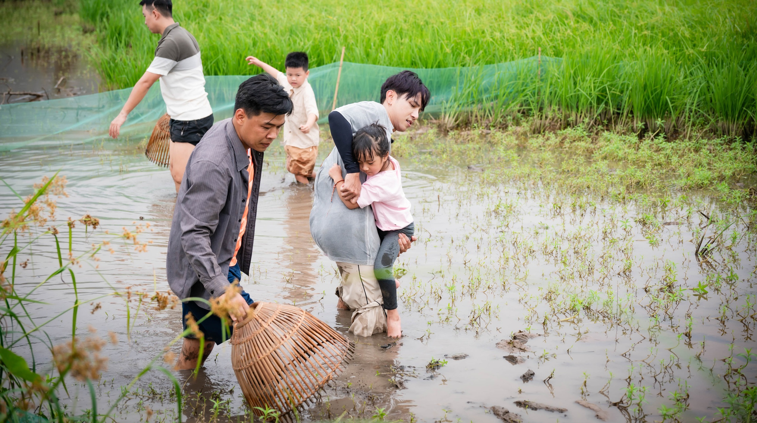 Trung Ruồi, Duy Hưng, Thái Hòa, Neko Lê làm nông dân, dạy con về lòng biết ơn- Ảnh 4. Trung Ruồi, Duy Hưng, Thái Hòa, Neko Lê làm nông dân, dạy con về lòng biết ơn- Ảnh 4.