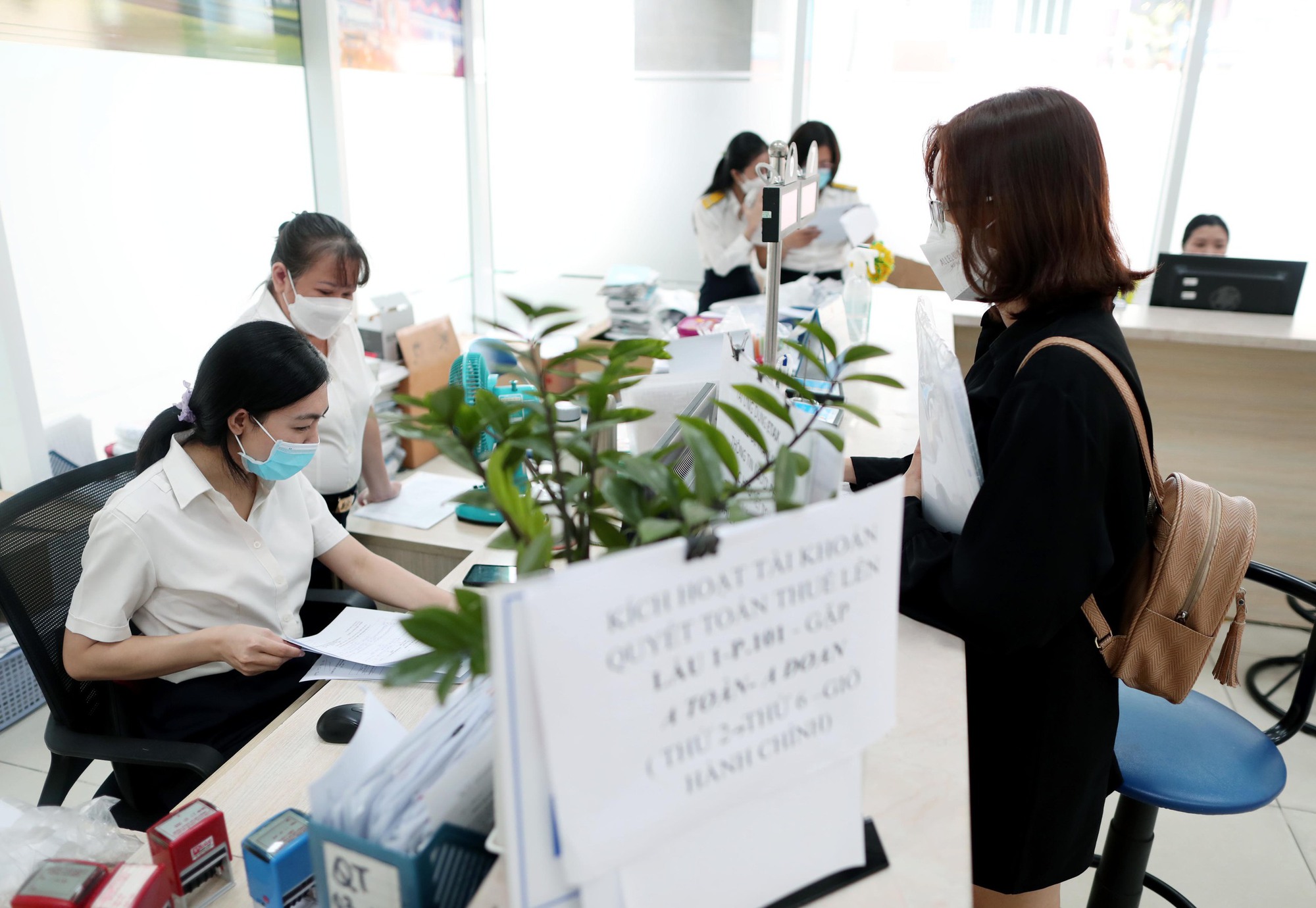 Giá tăng, thuế lạc hậu kéo thu nhập giảm Giá tăng, thuế lạc hậu kéo thu nhập giảm