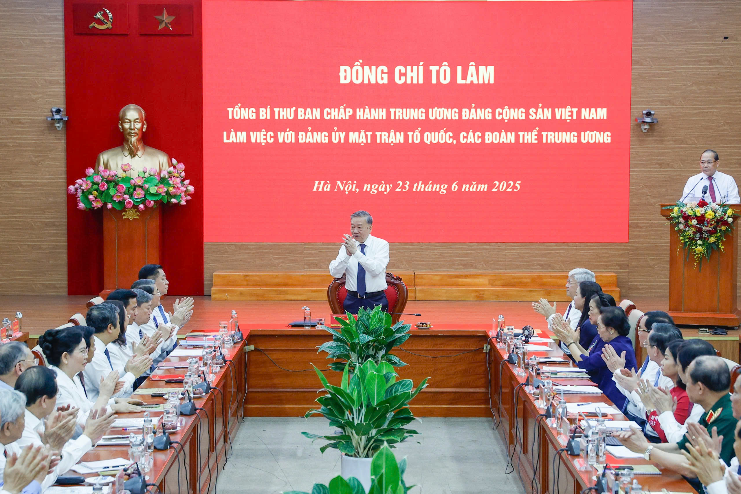 Tổng Bí thư trao quyết định tổ chức bộ máy Cơ quan Mặt trận Tổ quốc VN - Ảnh 2.
