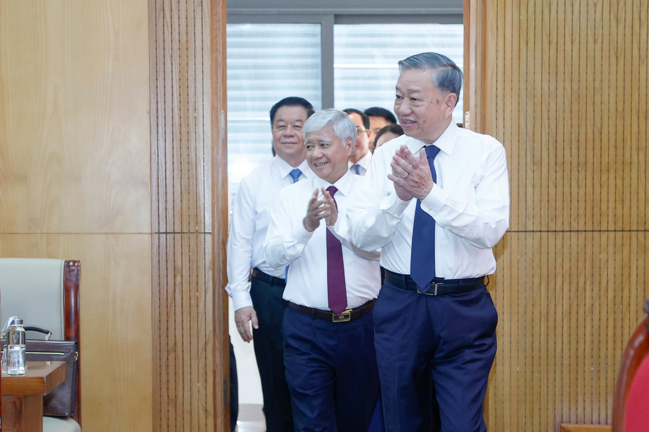 Tổng Bí thư trao quyết định tổ chức bộ máy Cơ quan Mặt trận Tổ quốc VN - Ảnh 1.