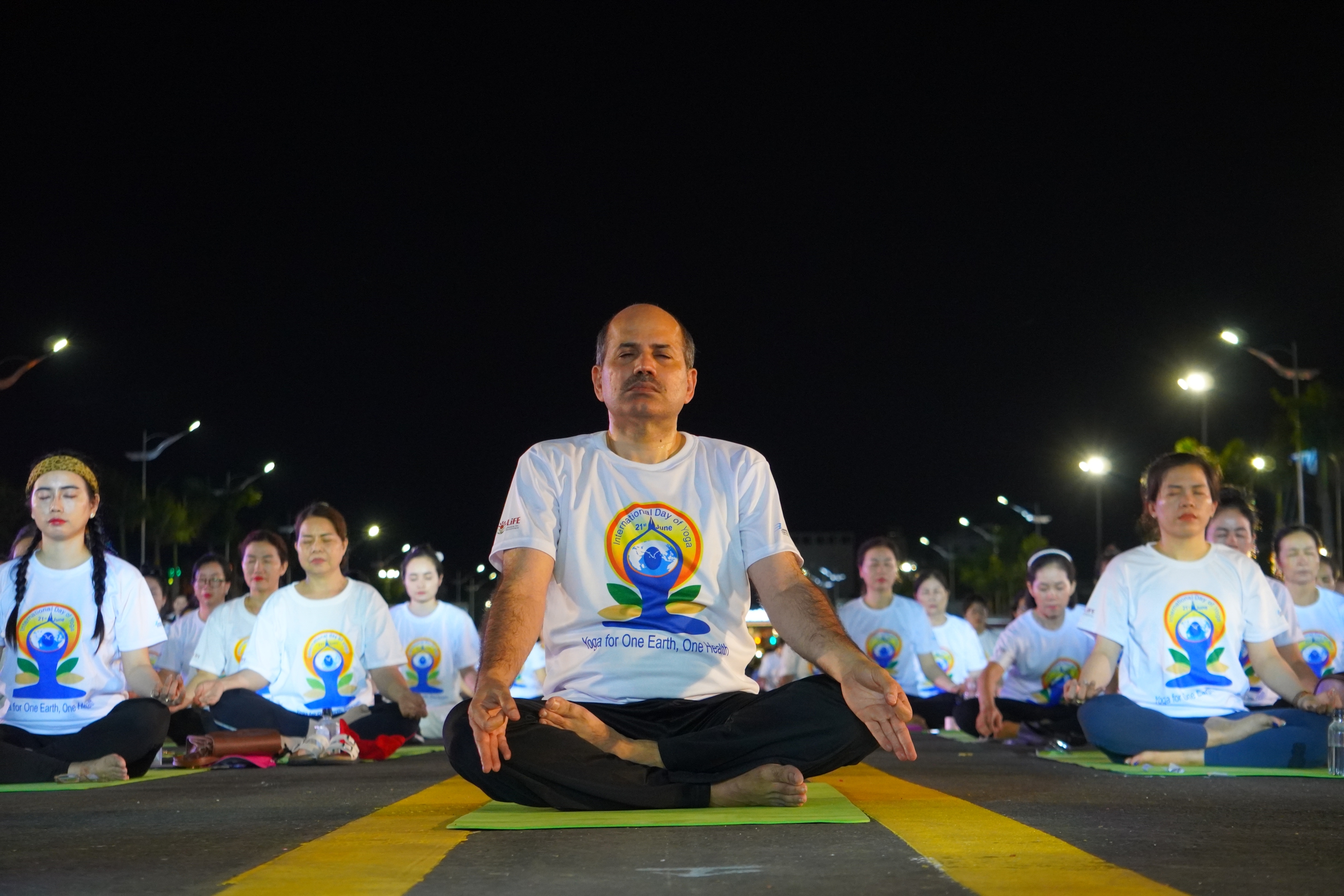 Hơn 1.000 người đồng diễn yoga ‘vì một trái đất, một sức khỏe’ Hơn 1.000 người đồng diễn yoga ‘vì một trái đất, một sức khỏe’