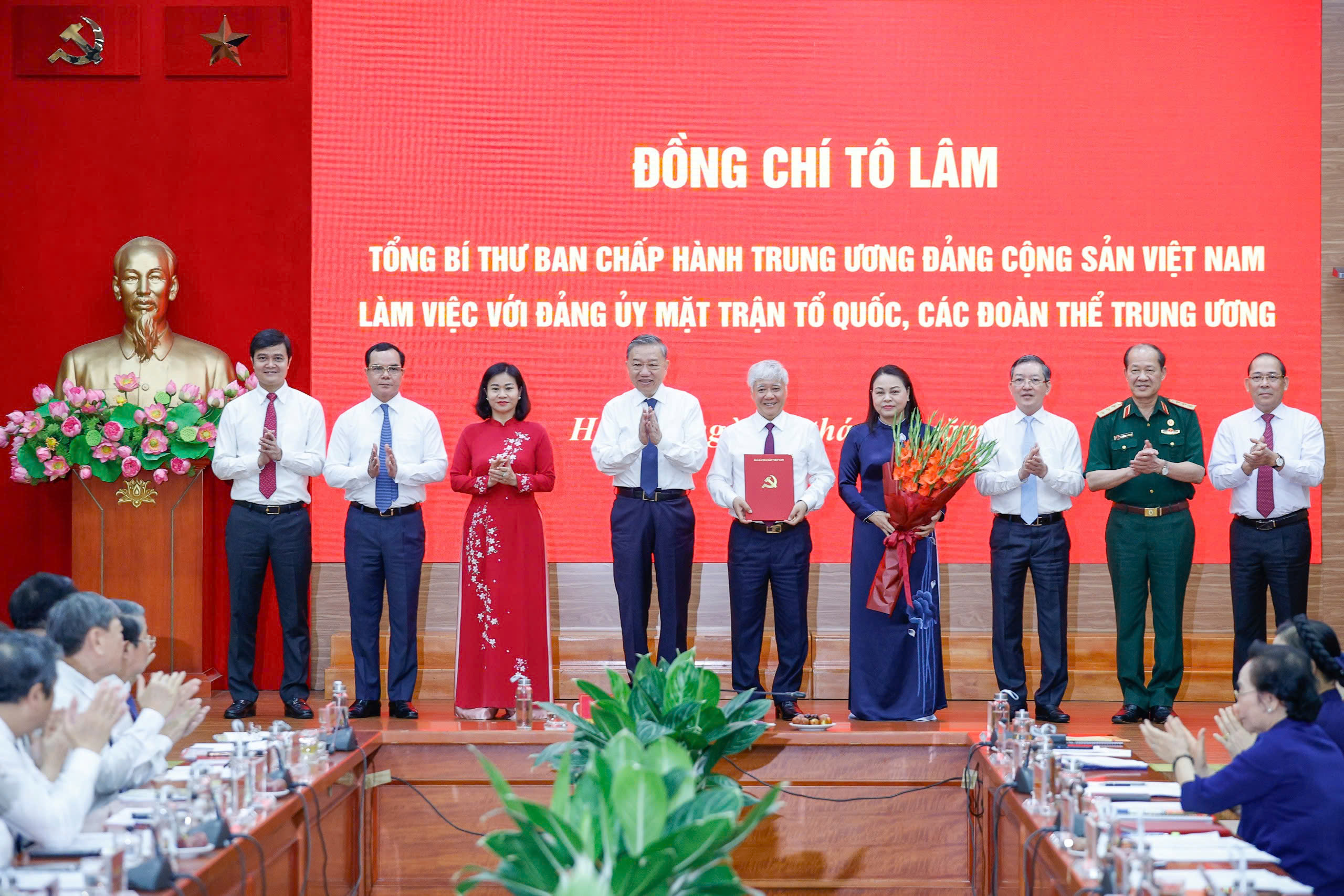 Tổng Bí thư: 'Tinh gọn bộ máy, nhân dân đồng tình, cán bộ lại tâm tư'- Ảnh 2. Tổng Bí thư: 'Tinh gọn bộ máy, nhân dân đồng tình, cán bộ lại tâm tư'- Ảnh 2.