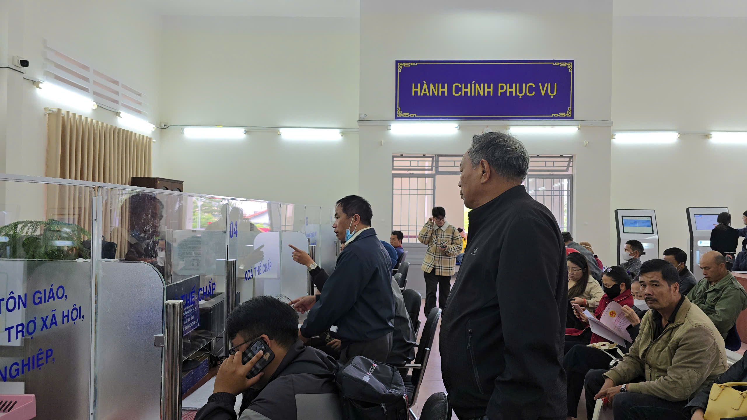Trụ sở P.Xuân Hương - Đà Lạt đông nghẹt trước giờ vận hành thử nghiệm- Ảnh 11. Trụ sở P.Xuân Hương - Đà Lạt đông nghẹt trước giờ vận hành thử nghiệm- Ảnh 11.