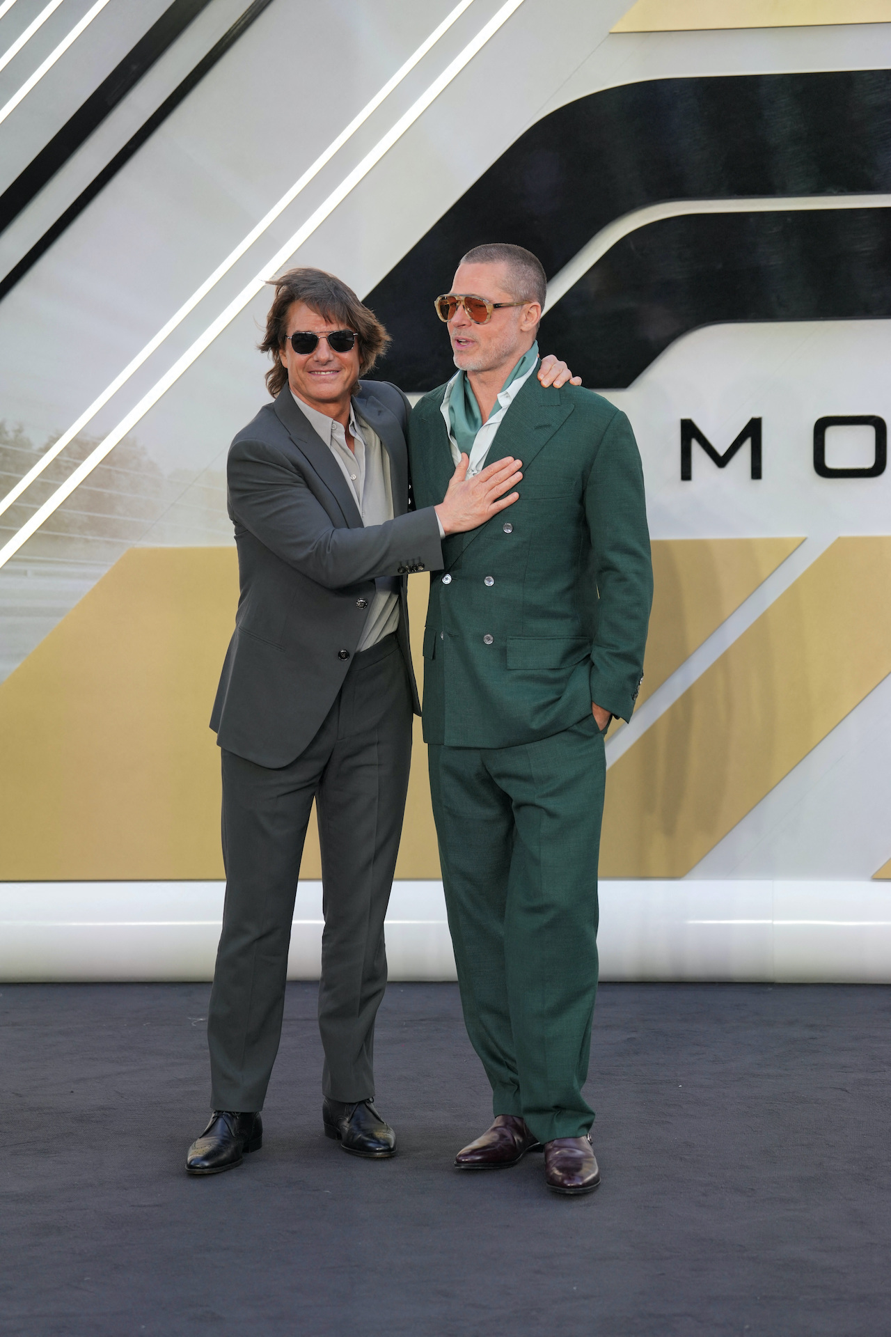 Tom Cruise và Brad Pitt gây chú ý khi tái ngộ sau 24 năm - Ảnh 4.