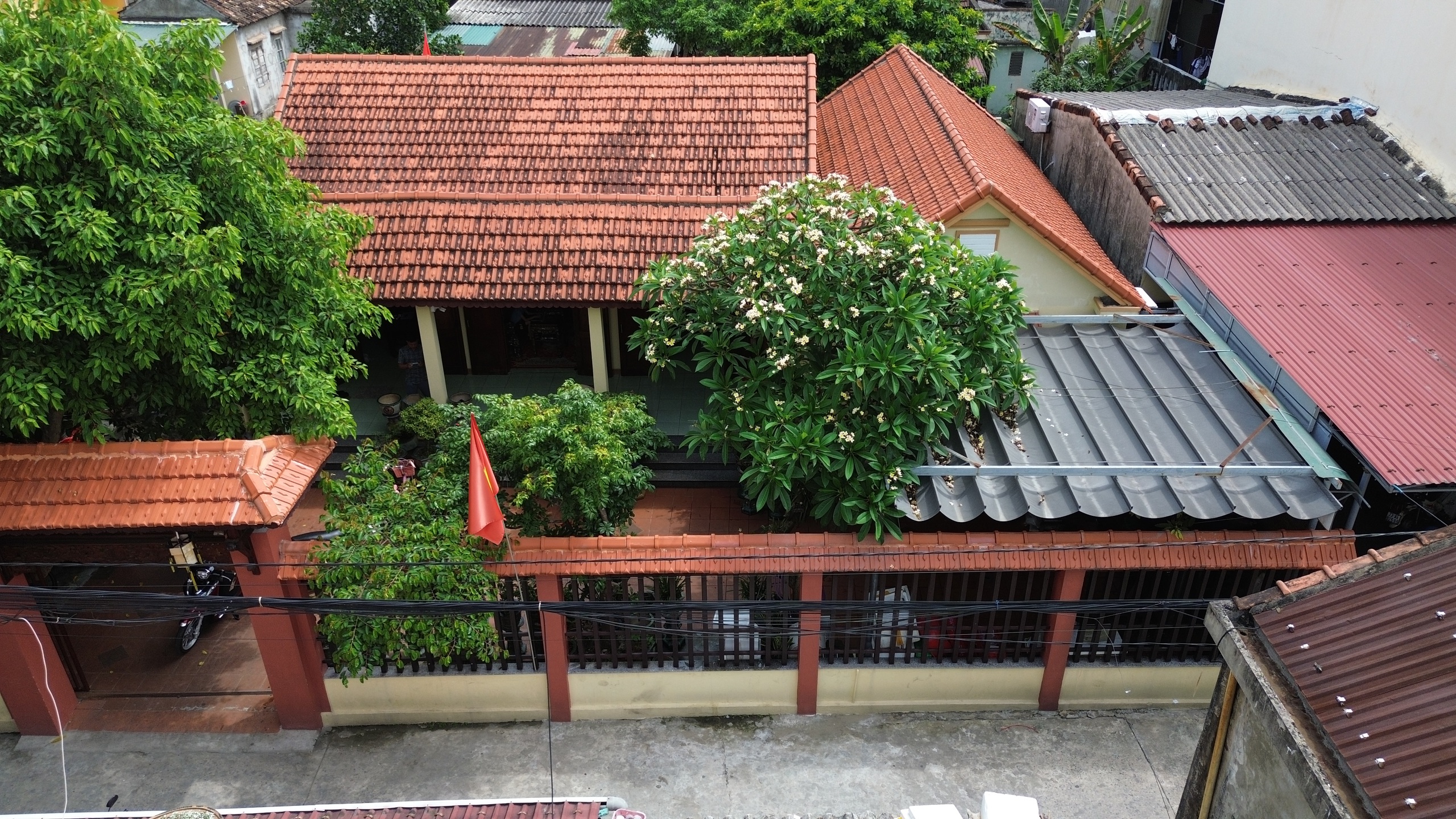 - Ảnh 1. 3 ngôi nhà cổ trăm tuổi ở Đồng Hới: 'Bảo tàng' sống lưu giữ hàng trăm cổ vật quý - Ảnh 1.