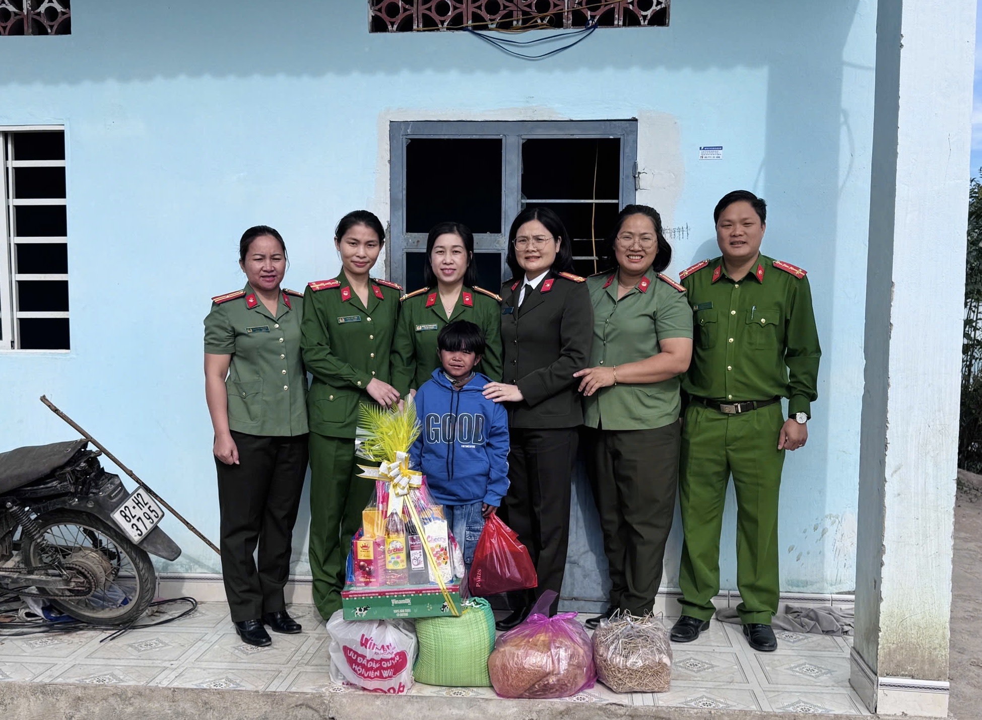 Nữ công an tỉnh Kon Tum trở thành mẹ đỡ đầu của trẻ mồ côi - Ảnh 7.